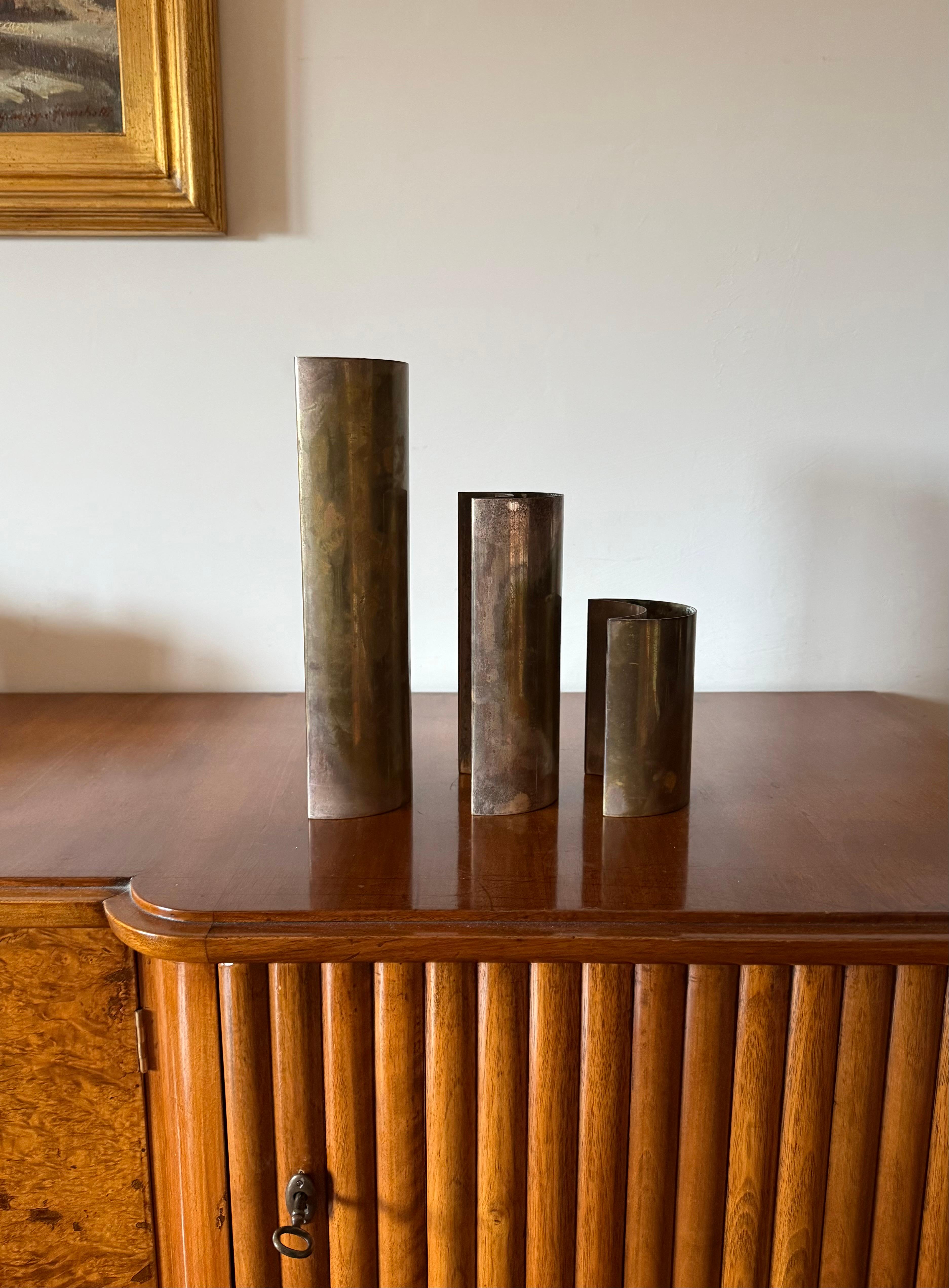 Satz von 3 versilberten Vasen aus der Mitte des Jahrhunderts

GiBi Italien 1970er Jahre

H: 30 cm - 7 × 10 cm

H: 21 cm - 7 × 10 cm

H: 14 cm - 7 × 10 cm 

Markiert auf dem Sockel

Condit: sehr gut im Einklang mit Alter und Gebrauch. Patina, nicht