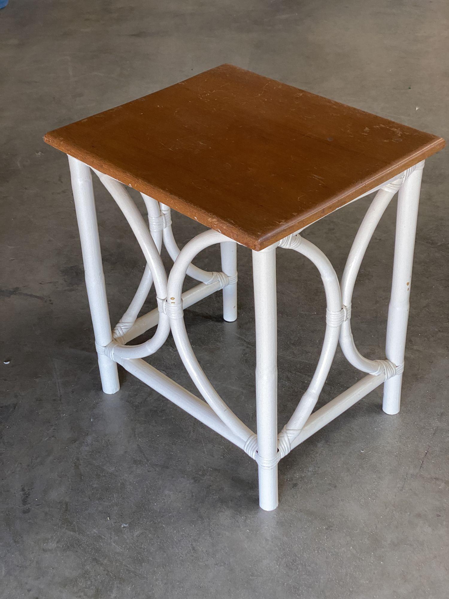 Set de 3 tables d'appoint en rotin Whiting avec plateau en acajou, du milieu du siècle dernier en vente 5