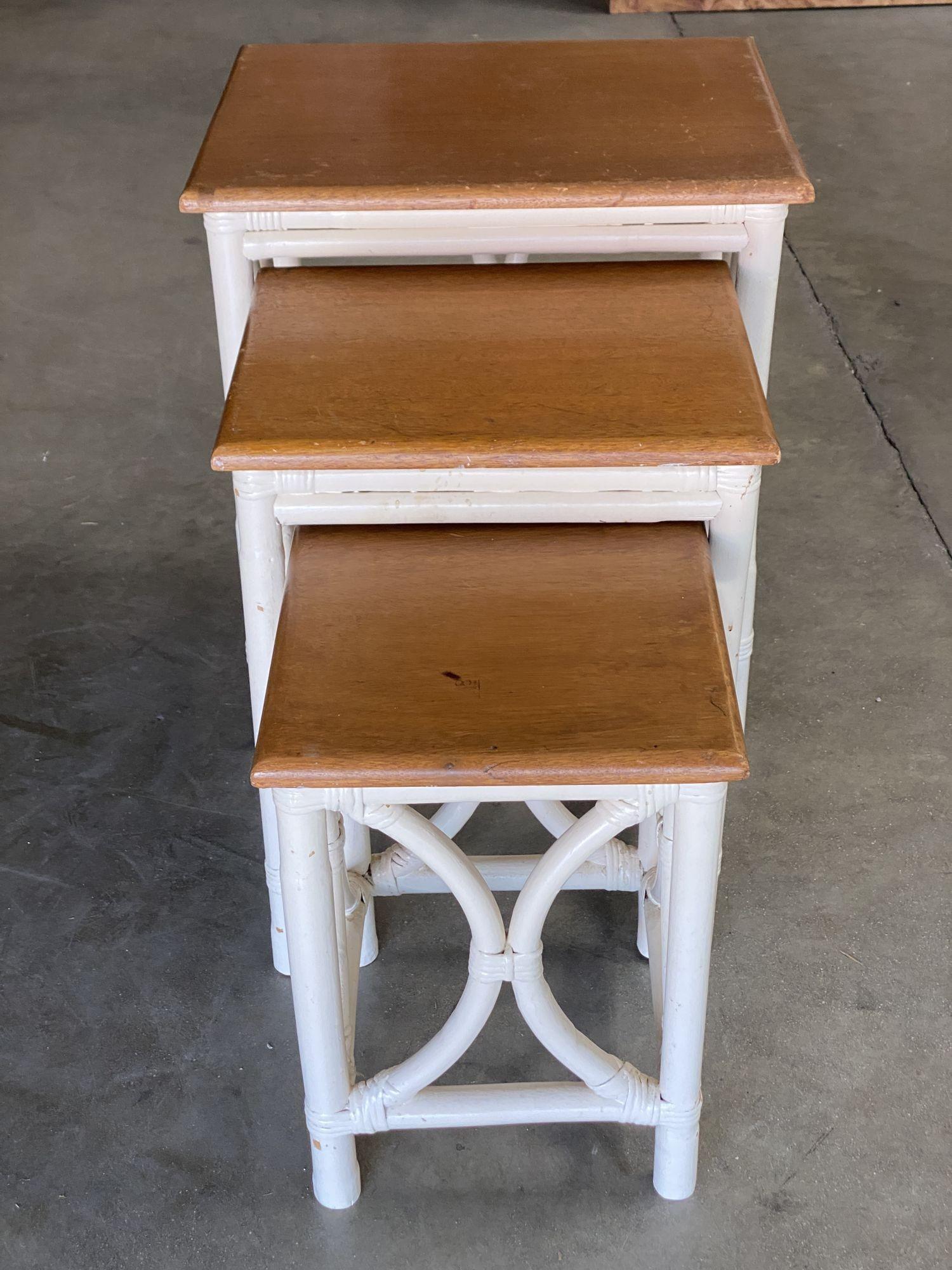 Set de 3 tables d'appoint en rotin Whiting avec plateau en acajou, du milieu du siècle dernier Excellent état - En vente à Van Nuys, CA