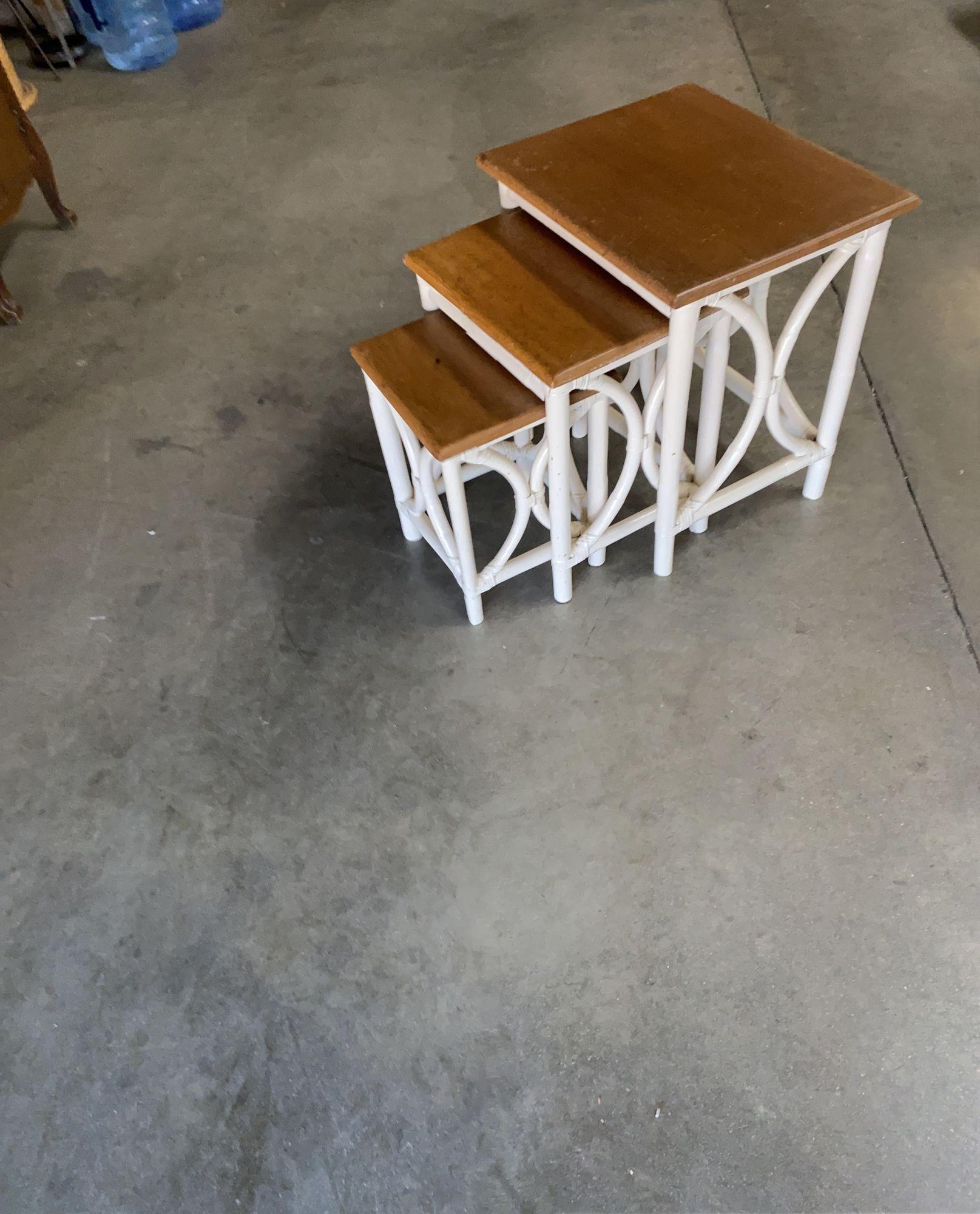 Milieu du XXe siècle Set de 3 tables d'appoint en rotin Whiting avec plateau en acajou, du milieu du siècle dernier en vente