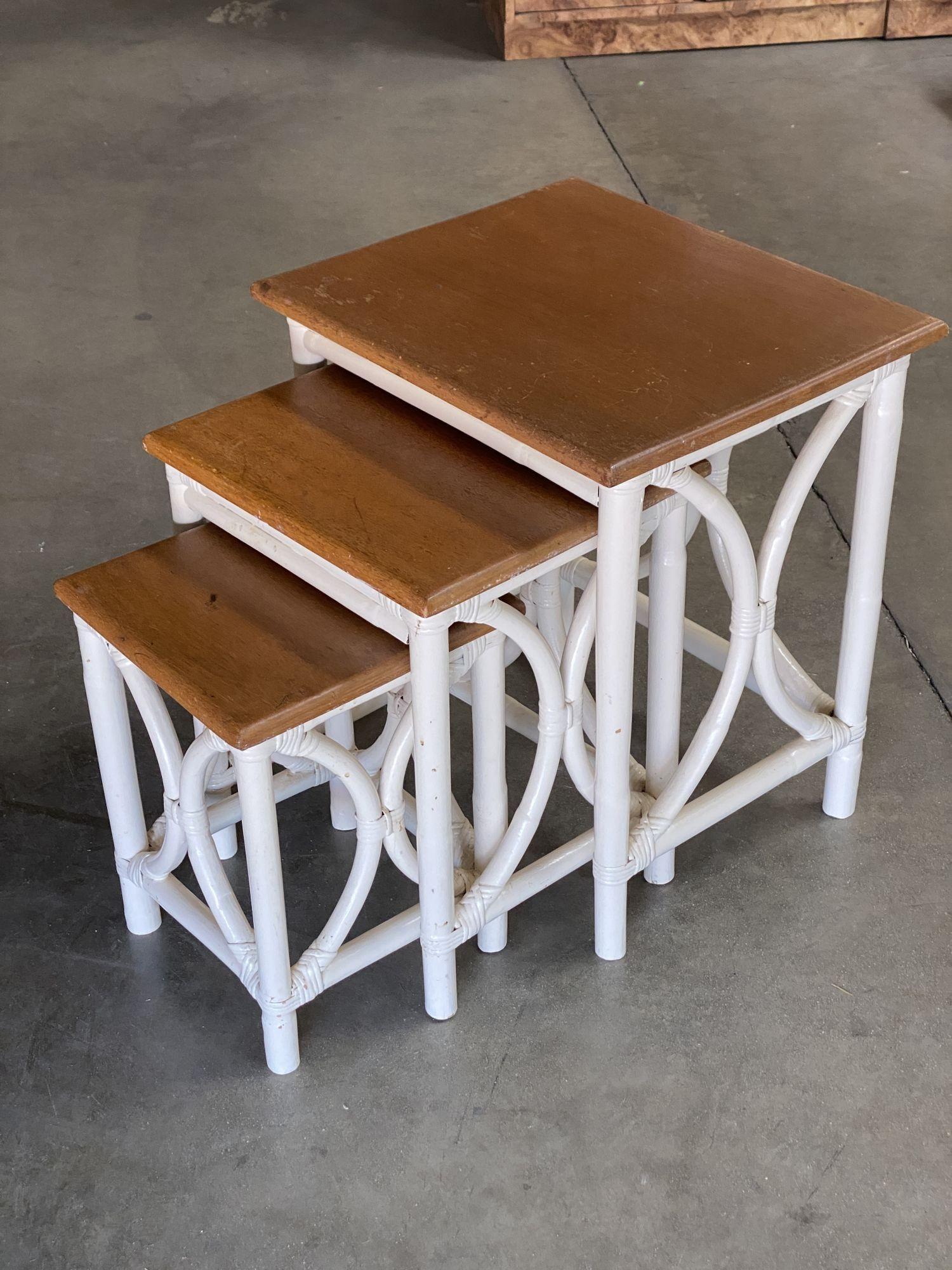 Rotin Set de 3 tables d'appoint en rotin Whiting avec plateau en acajou, du milieu du siècle dernier en vente