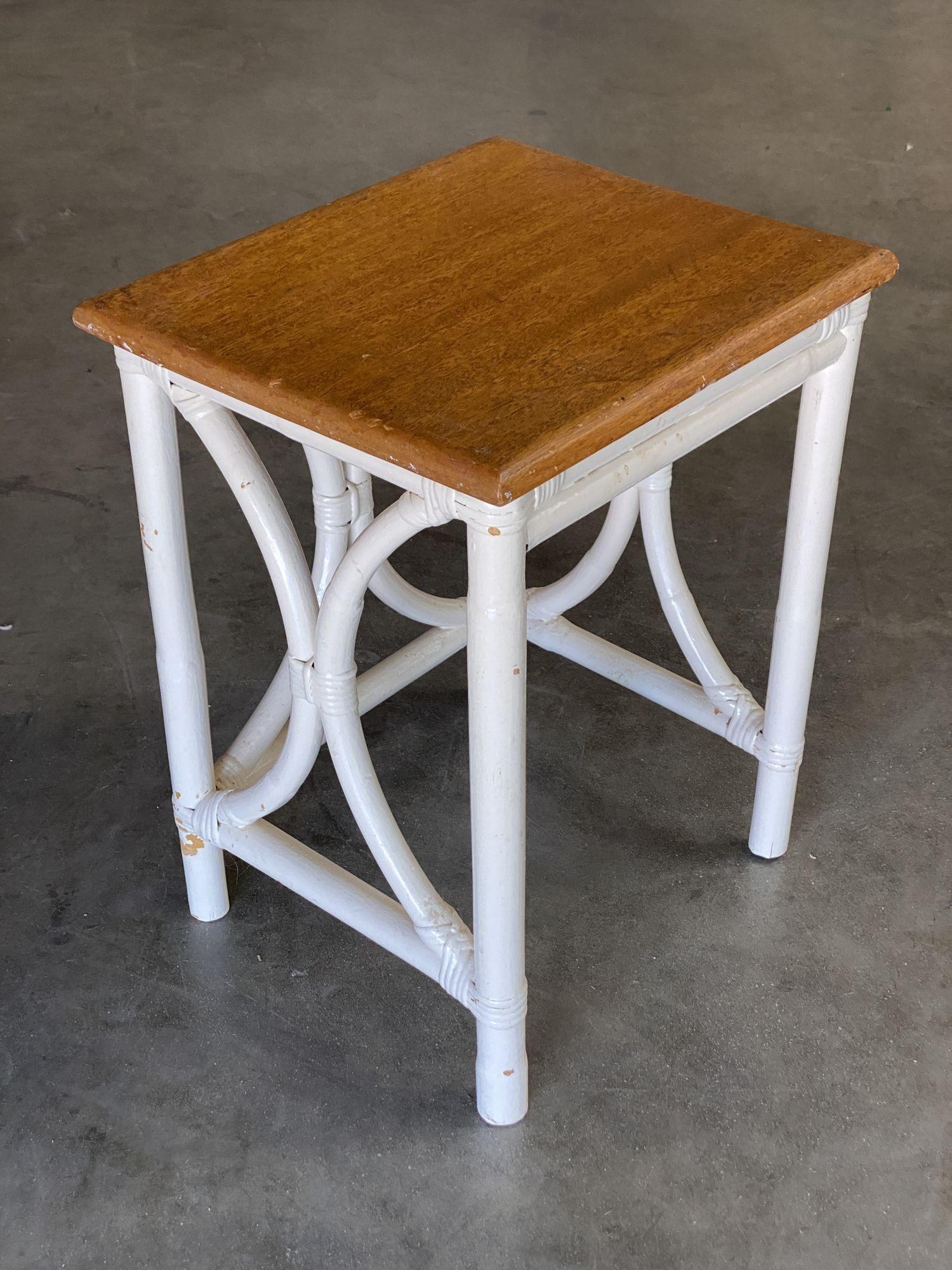 Set de 3 tables d'appoint en rotin Whiting avec plateau en acajou, du milieu du siècle dernier en vente 2