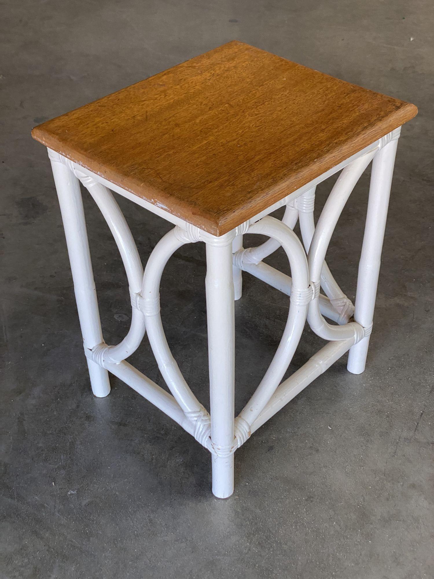 Set de 3 tables d'appoint en rotin Whiting avec plateau en acajou, du milieu du siècle dernier en vente 3
