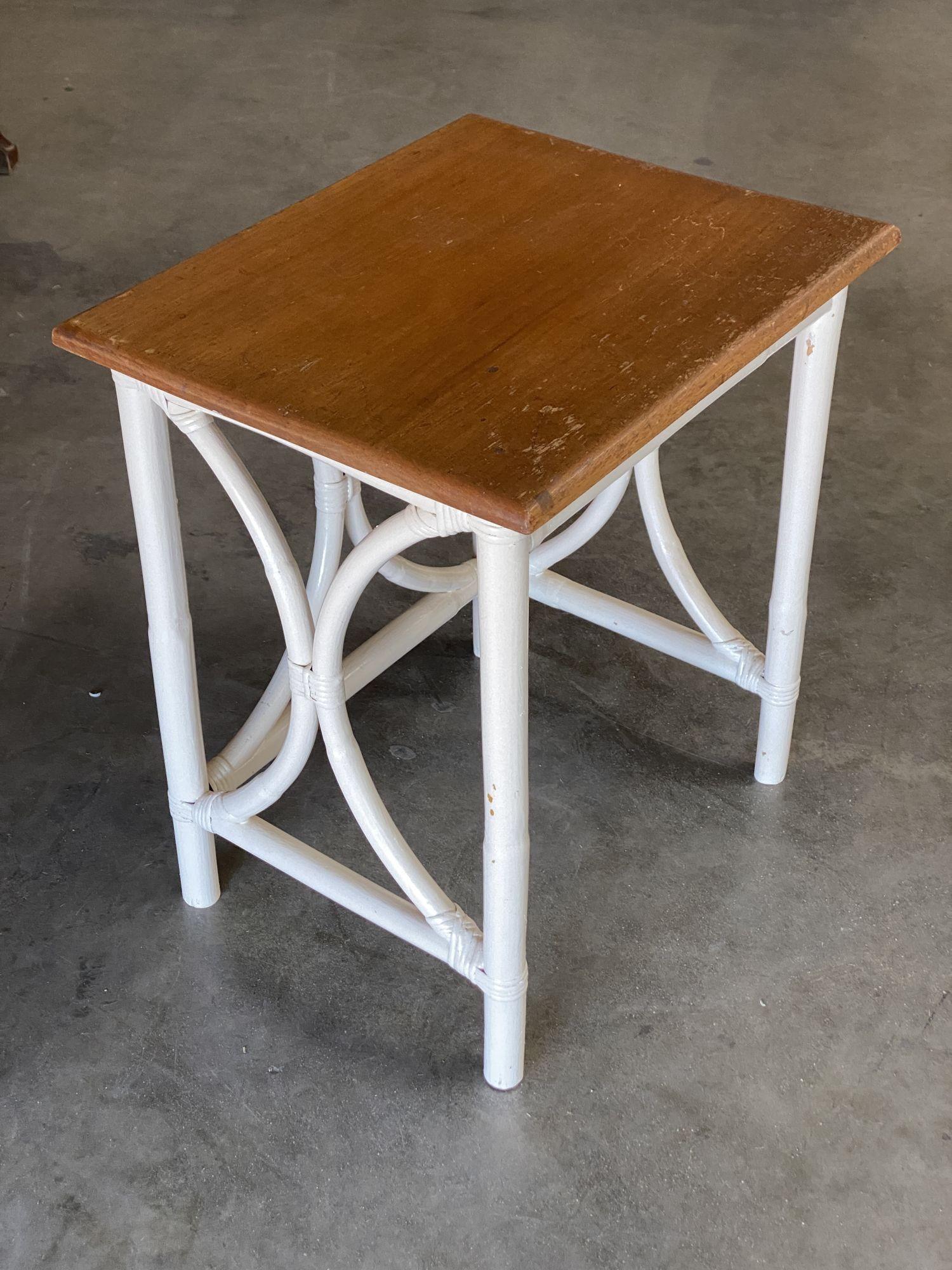 Set de 3 tables d'appoint en rotin Whiting avec plateau en acajou, du milieu du siècle dernier en vente 4