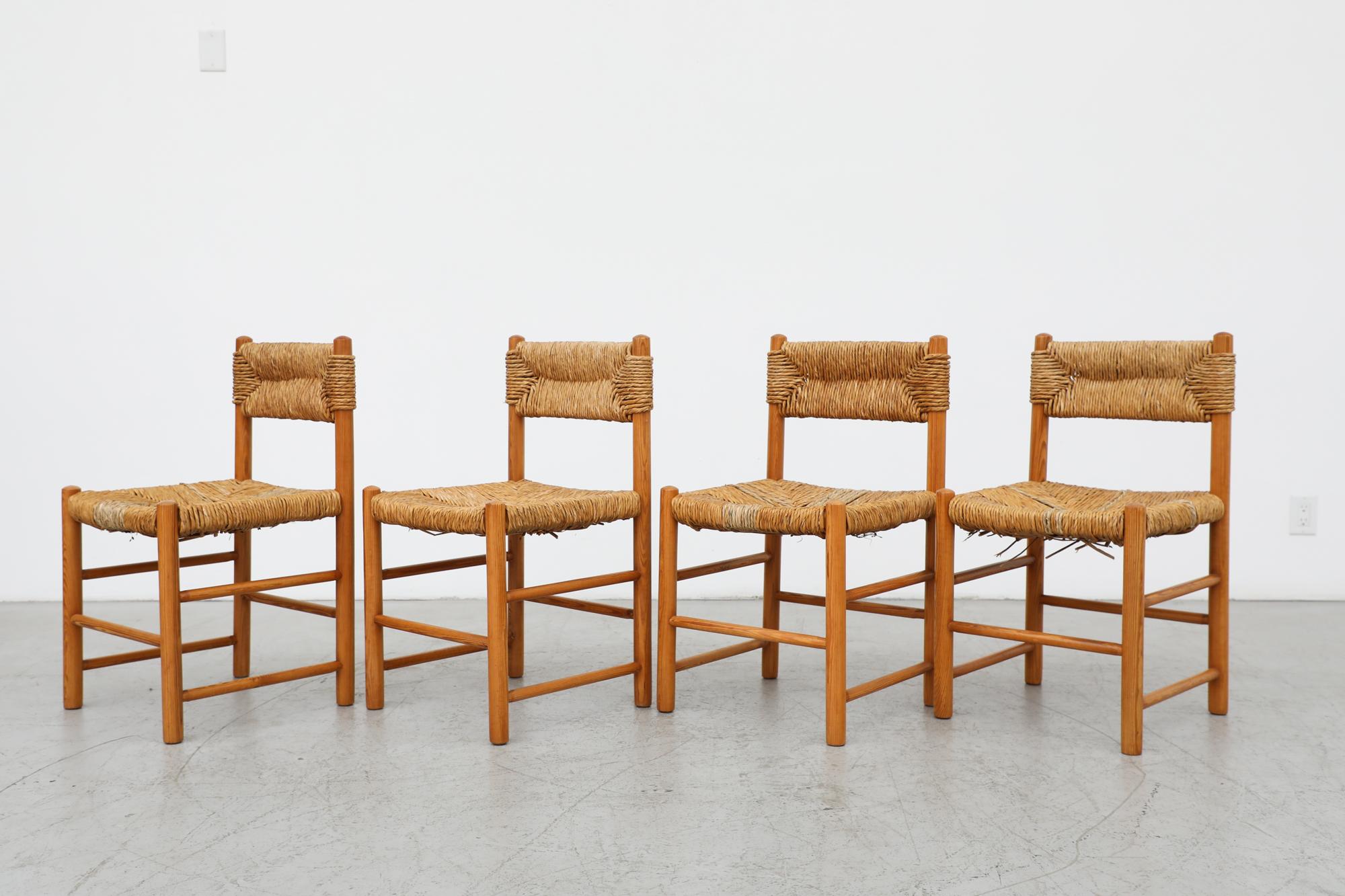 4 Stühle im Stil von Charlotte Perriand aus massivem Kiefernholz und Binsen, Mitte des Jahrhunderts (Moderne der Mitte des Jahrhunderts) im Angebot