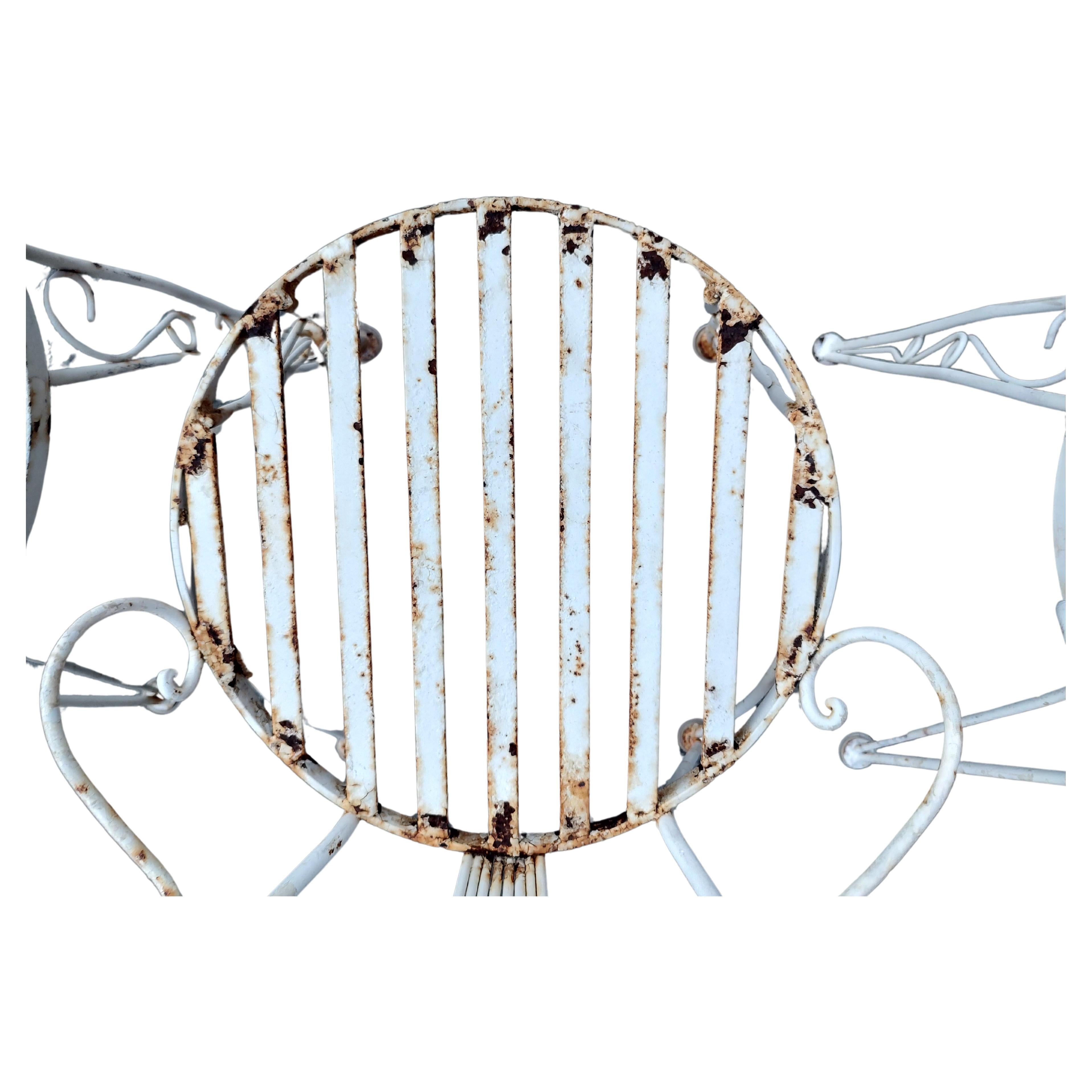 Favoloso set di 4 sedie in ferro in stile Fan back francese degli anni '60. Bellissime linee e anche il comfort. Le guide per i piedi sono intatte e in ottime condizioni vintage con un'usura minima, qualche scolorimento superficiale. Originariamente