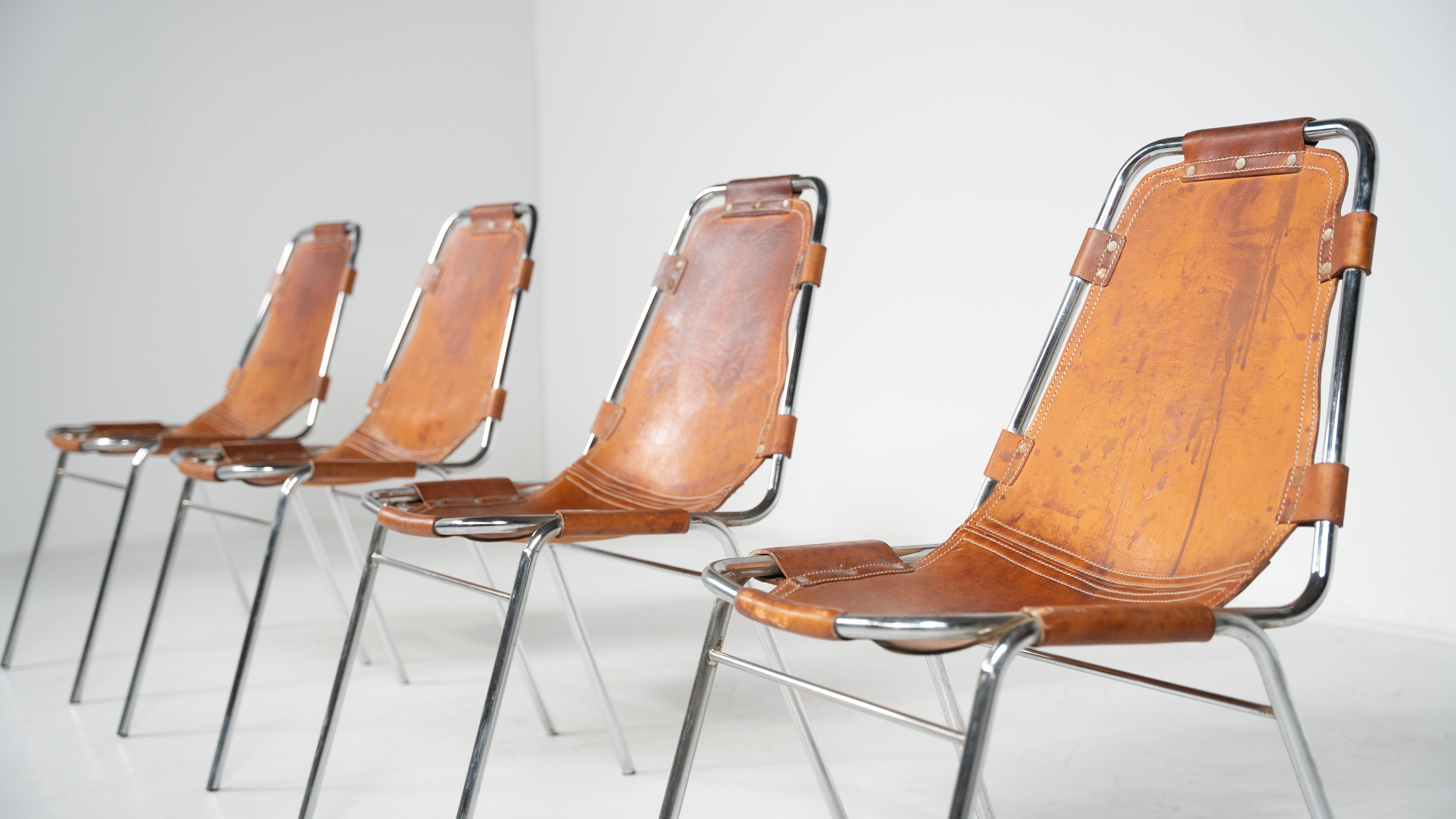 Mid-Century moderno Metà secolo  Set di 4 sedie Les Arcs in pelle di Charlotte Perriand, Francia in vendita