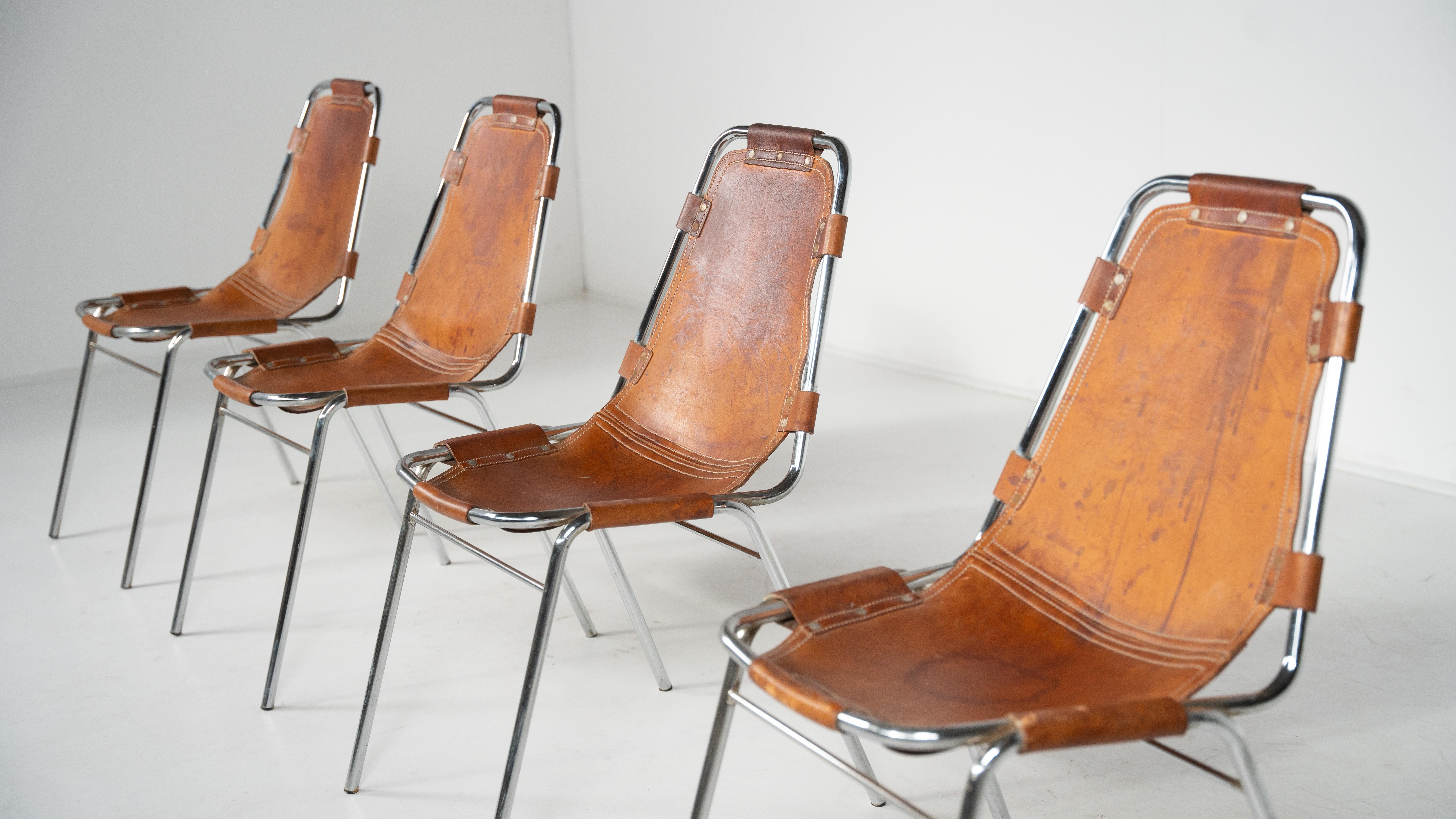 Metà secolo  Set di 4 sedie Les Arcs in pelle di Charlotte Perriand, Francia In condizioni buone in vendita a Brussels, BE