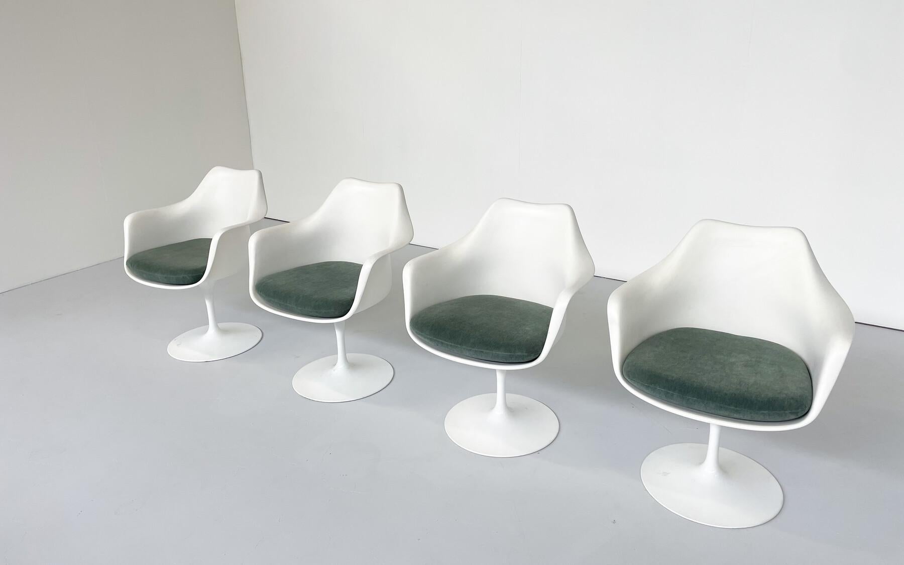 Mid-Century Modern Set of 4 Tulip Chair by Eero Saarinen for Knoll International, 1970s  
