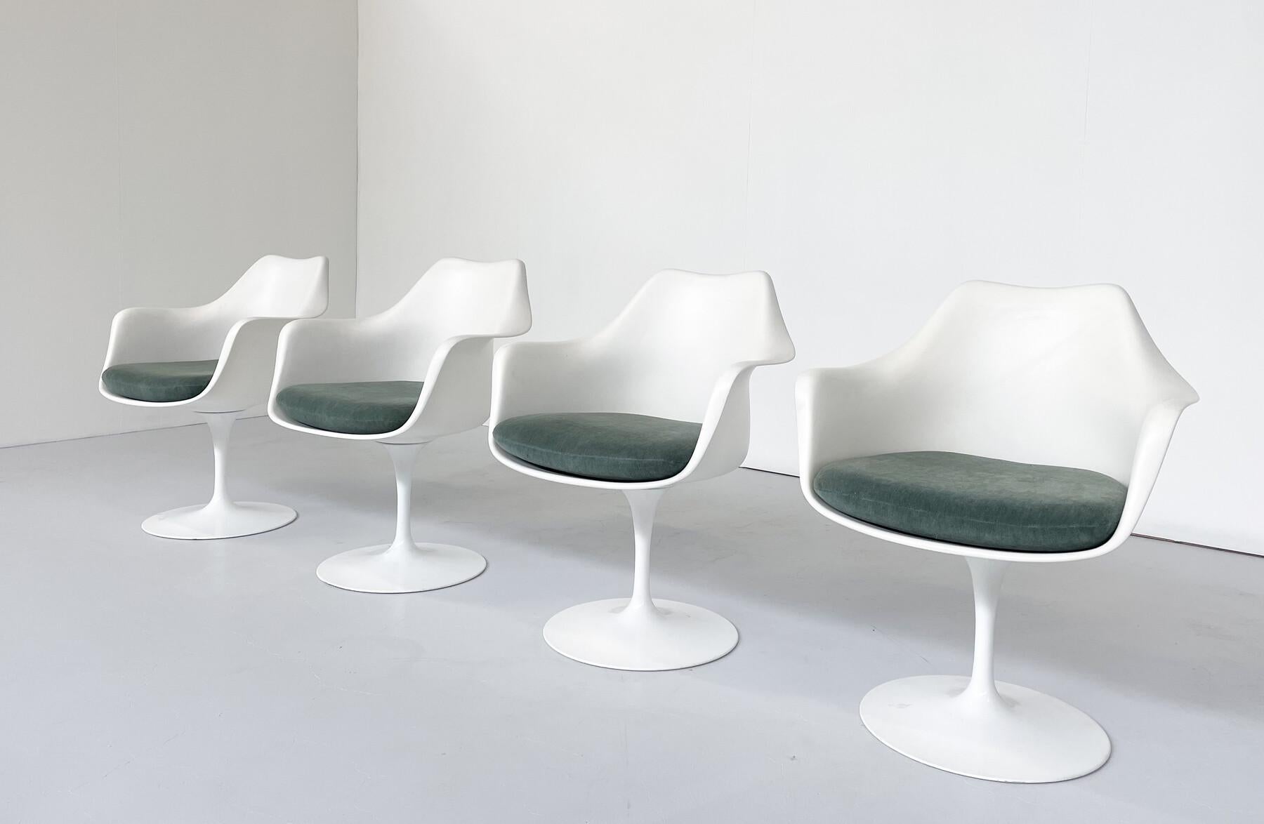 Mid-Century Modern Mid-Century Set of 4 Tulip Chair by Eero Saarinen for Knoll International  For Sale
