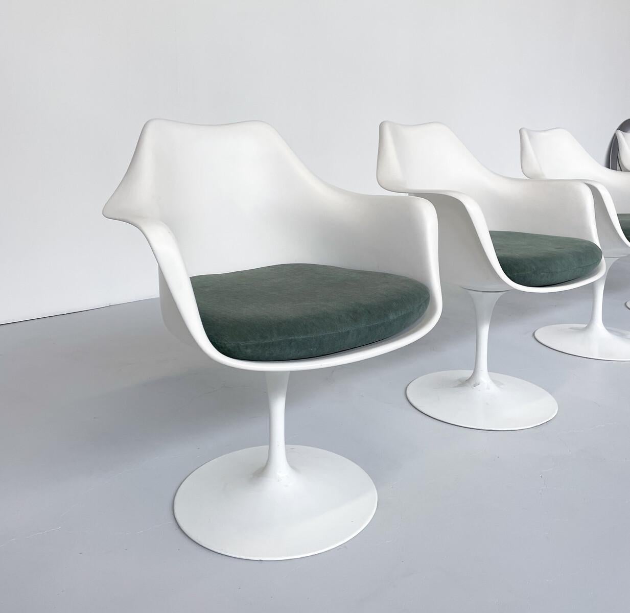 Mid-Century Set of 4 Tulip Chair by Eero Saarinen for Knoll International  In Good Condition For Sale In Brussels, BE