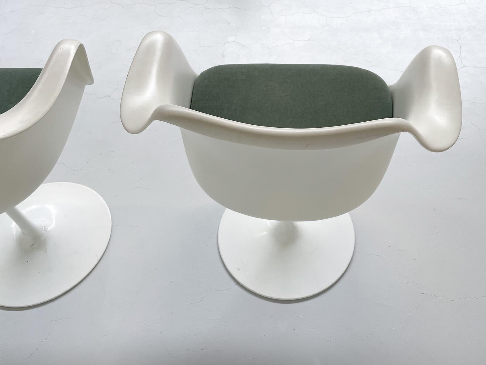 Plastic Mid-Century Set of 4 Tulip Chair by Eero Saarinen for Knoll International  For Sale