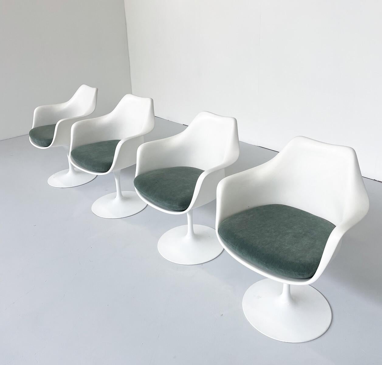 Mid-Century Set of 4 Tulip Chair by Eero Saarinen for Knoll International  For Sale 1