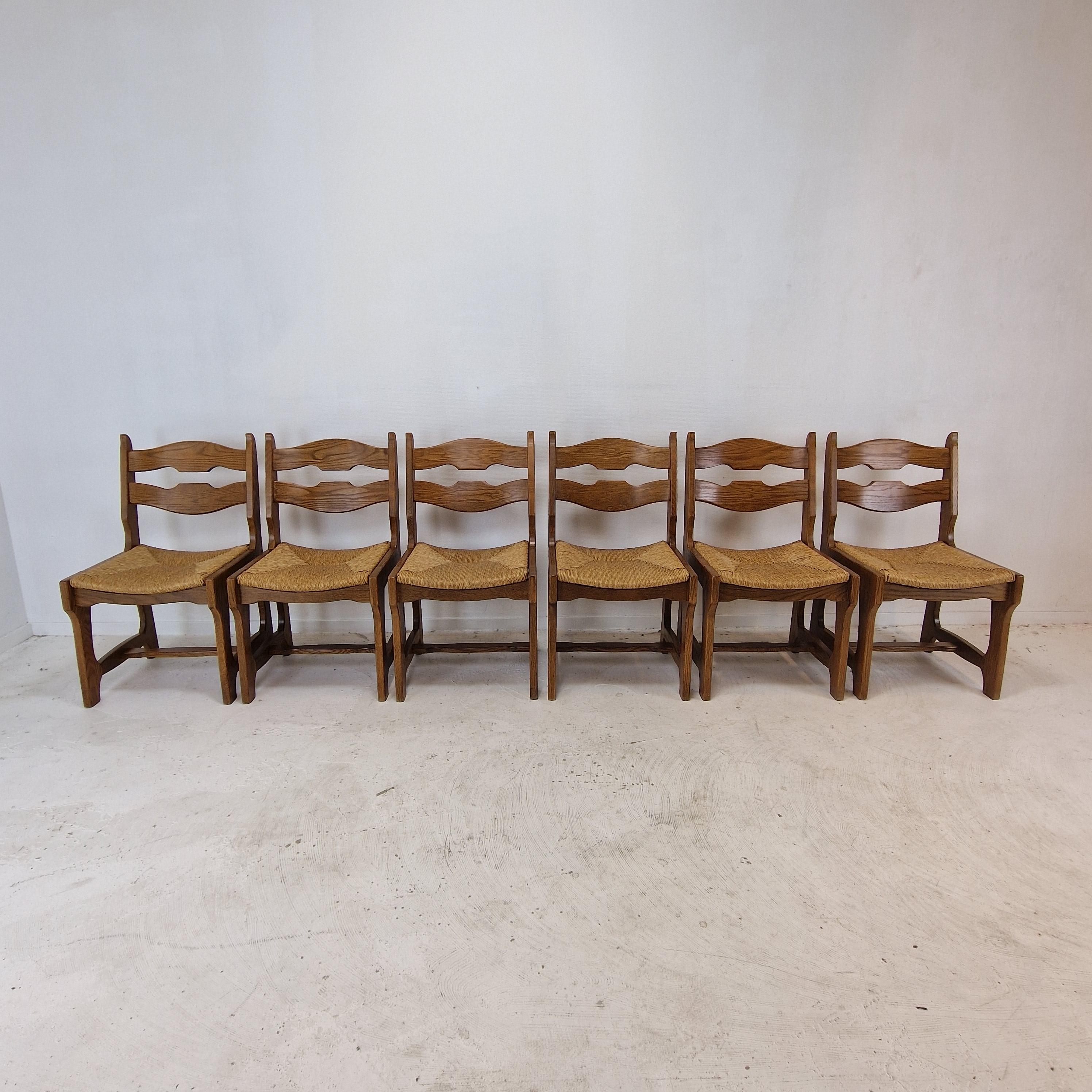 Very nice set of 6 brutalist oak dining chairs, made in France in the 60's.
These chairs are called razor blade chairs because of the shape of the back.
The seat is made of straw.

These chairs are attributed to Guillerme et Chambron.

They are made