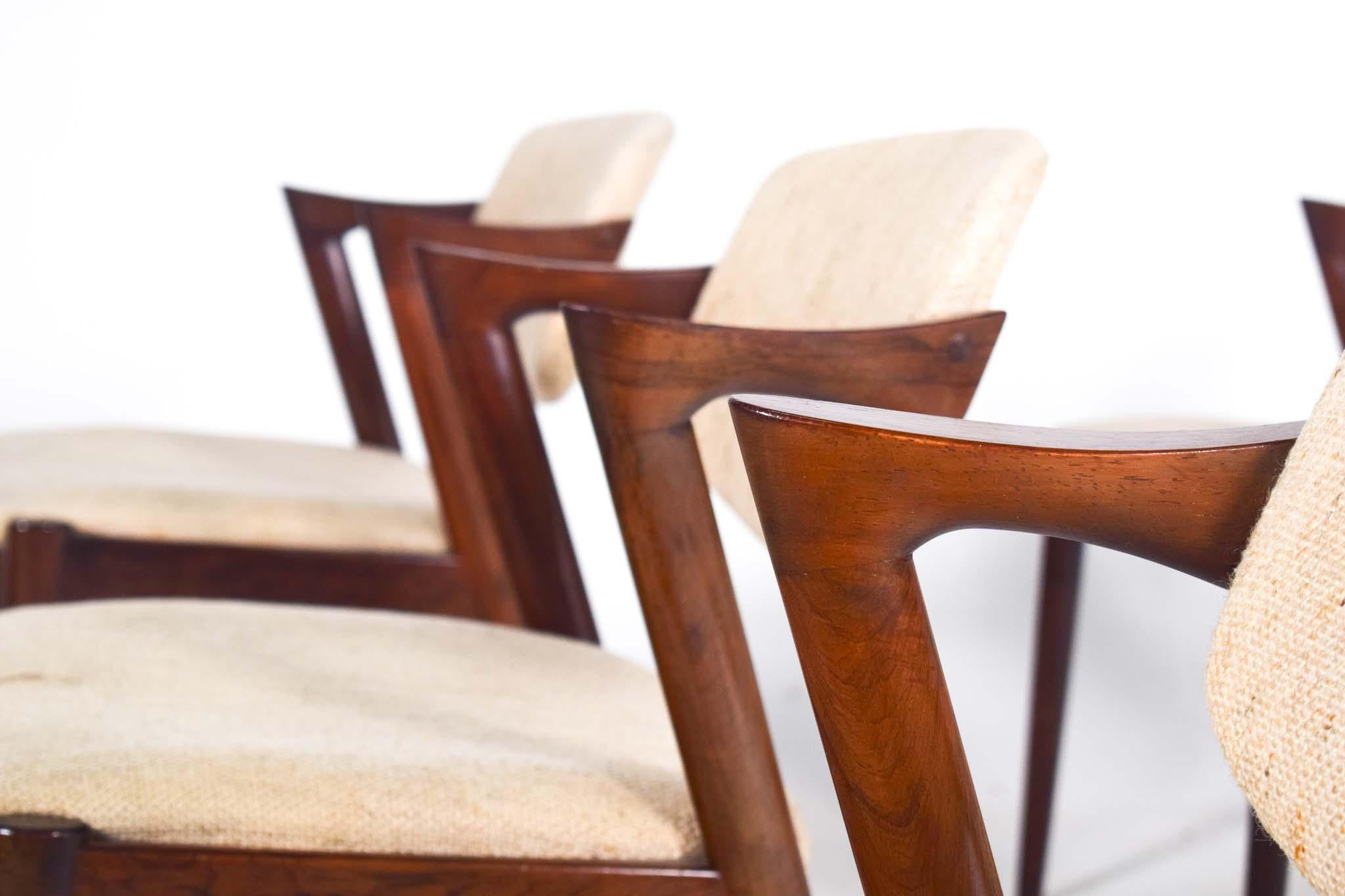 Questo set di 6 sedie da pranzo, modello 42, è un capolavoro della modernità di metà secolo progettato dal famoso designer danese Kai Kristiansen nel 1963. Realizzate in pregiato legno di palissandro, queste sedie sono famose per la loro impeccabile