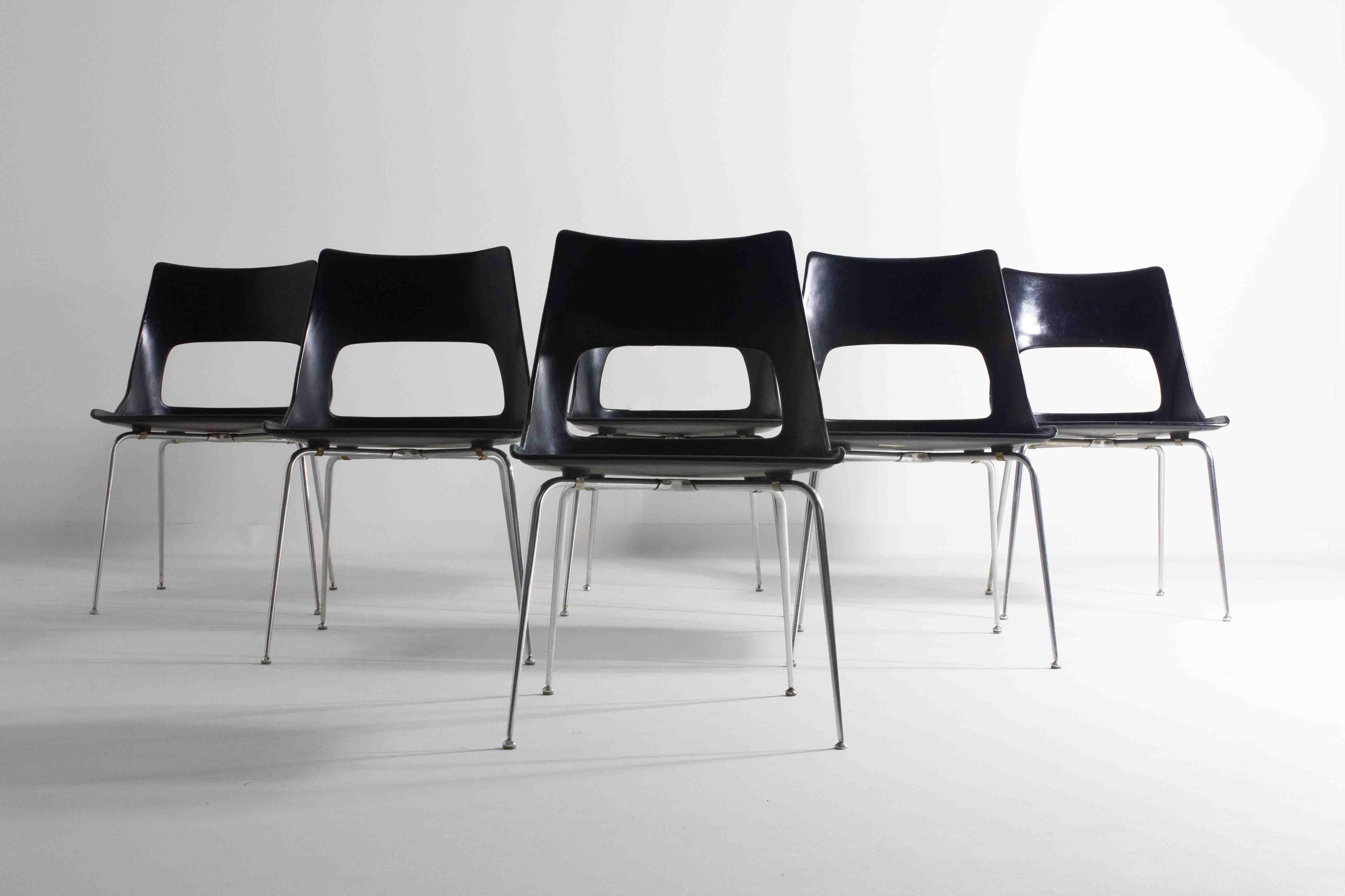 Wir stellen ein bemerkenswertes Set von sechs Stühlen aus der Mitte des Jahrhunderts vor, die Kay Korbing 1956 für Fibrex Danmark entworfen hat. Diese Stühle haben eine geformte Kunststoffschale, die im Originalzustand erhalten bleibt und die