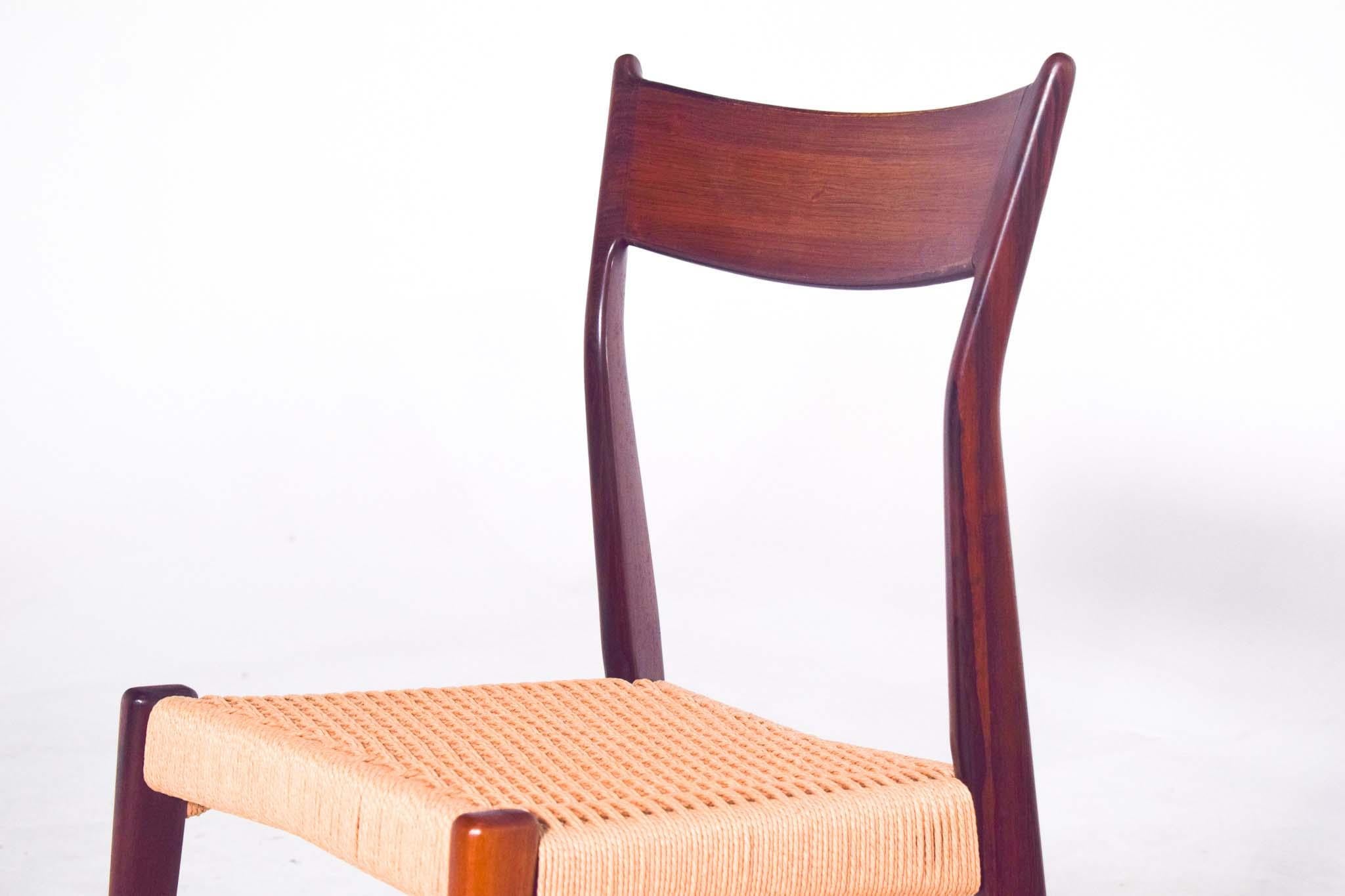 Ein wunderschöner Satz von 6 dänischen Palisander-Esszimmerstühlen von HP Hansen für Randers Mobelfabrik, Dänemark. Gepolsterte Sitze aus Papierkordel. Diese fantastisch geformten dänischen Designstühle sind aus schönem Palisanderholz gefertigt.