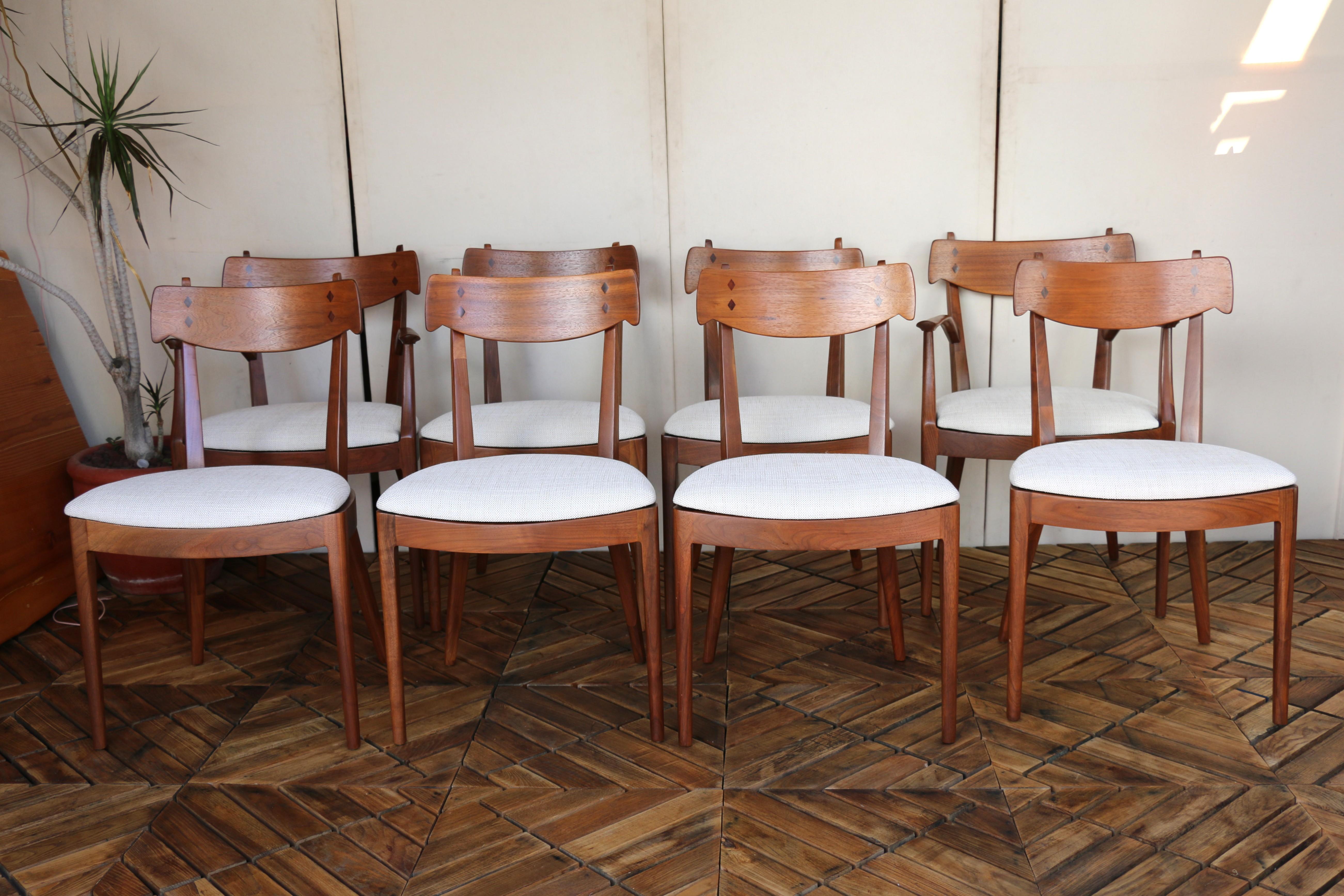 Splendido set di sedie da pranzo in noce Drexel Declaration, disegnate dal rinomato team di Kipp Stewart & Stewart MacDougall. Queste sedie sono celebrate come pezzi iconici dell'arredamento americano del Mid-Century Modern, in particolare fanno