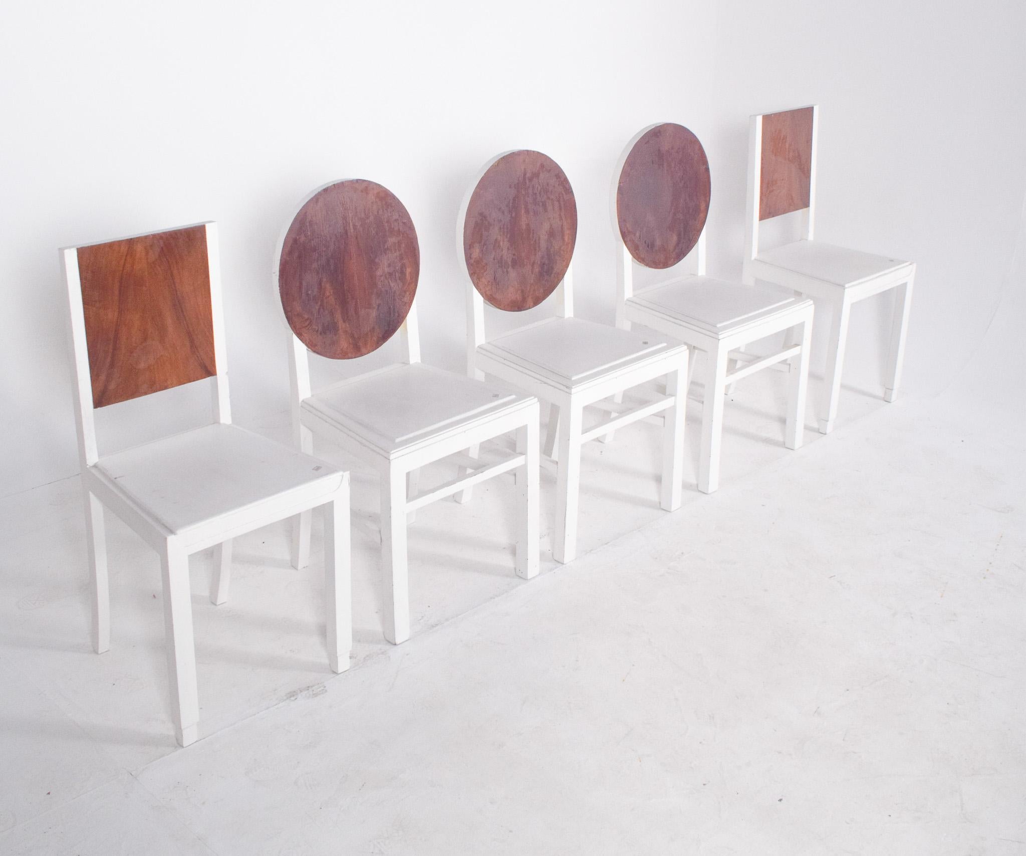Satz von acht weiß lackierten Stühlen. Ein kühnes, modernes Set mit einer auffälligen Kombination aus Holz und weißer Farbe. Die Struktur ist einfach und geradlinig, weiß lackiert und kontrastiert mit den Rückenlehnen aus Naturholz. Drei der Stühle