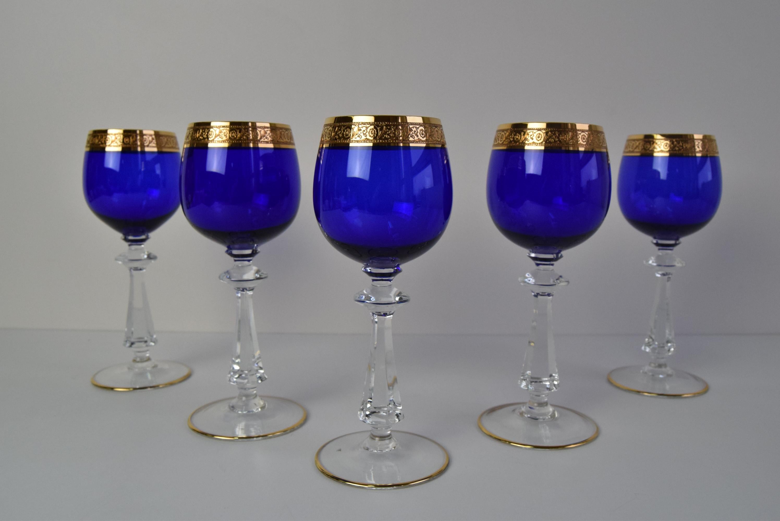 Juego de hermosas copas de vidrio cobalto con borde dorado decorado con grabados, fabricadas en Checoslovaquia
Bonita decoración, adecuada para cualquier celebración 
Estado original