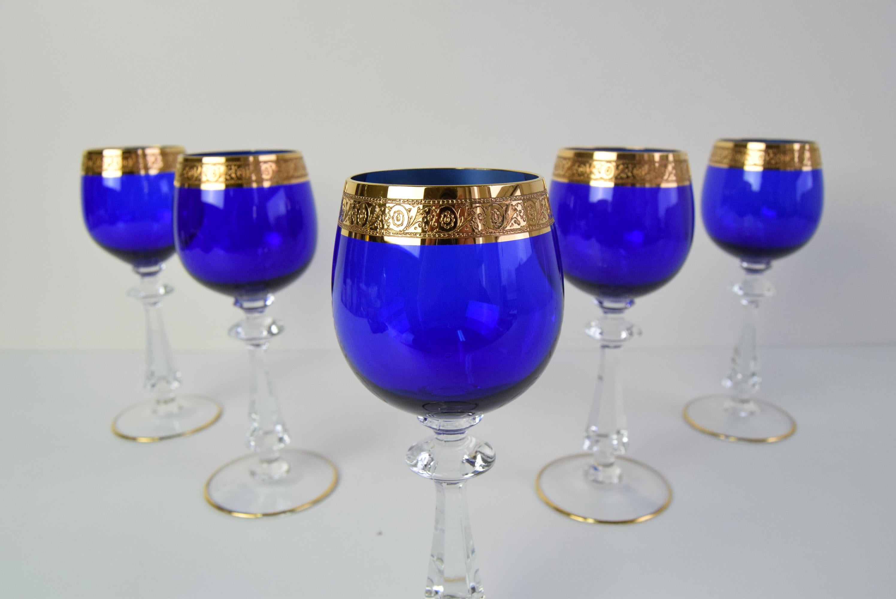 Juego de cinco copas de vino de mediados de siglo, años 50. Chapado en oro en venta