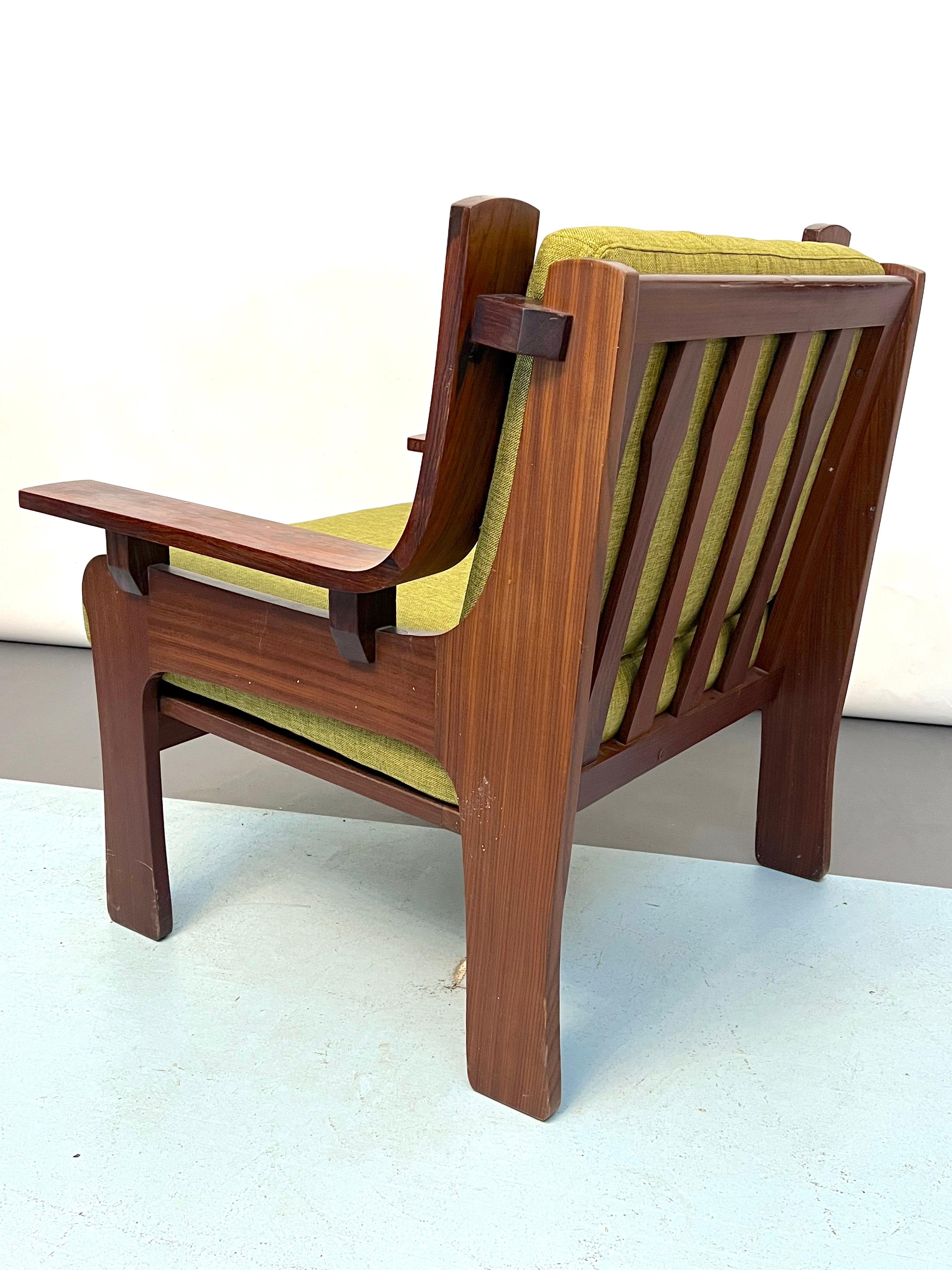 Ensemble de quatre fauteuils et un canapé du milieu du siècle en bois et tissu vert, Italie, années 60 en vente 3