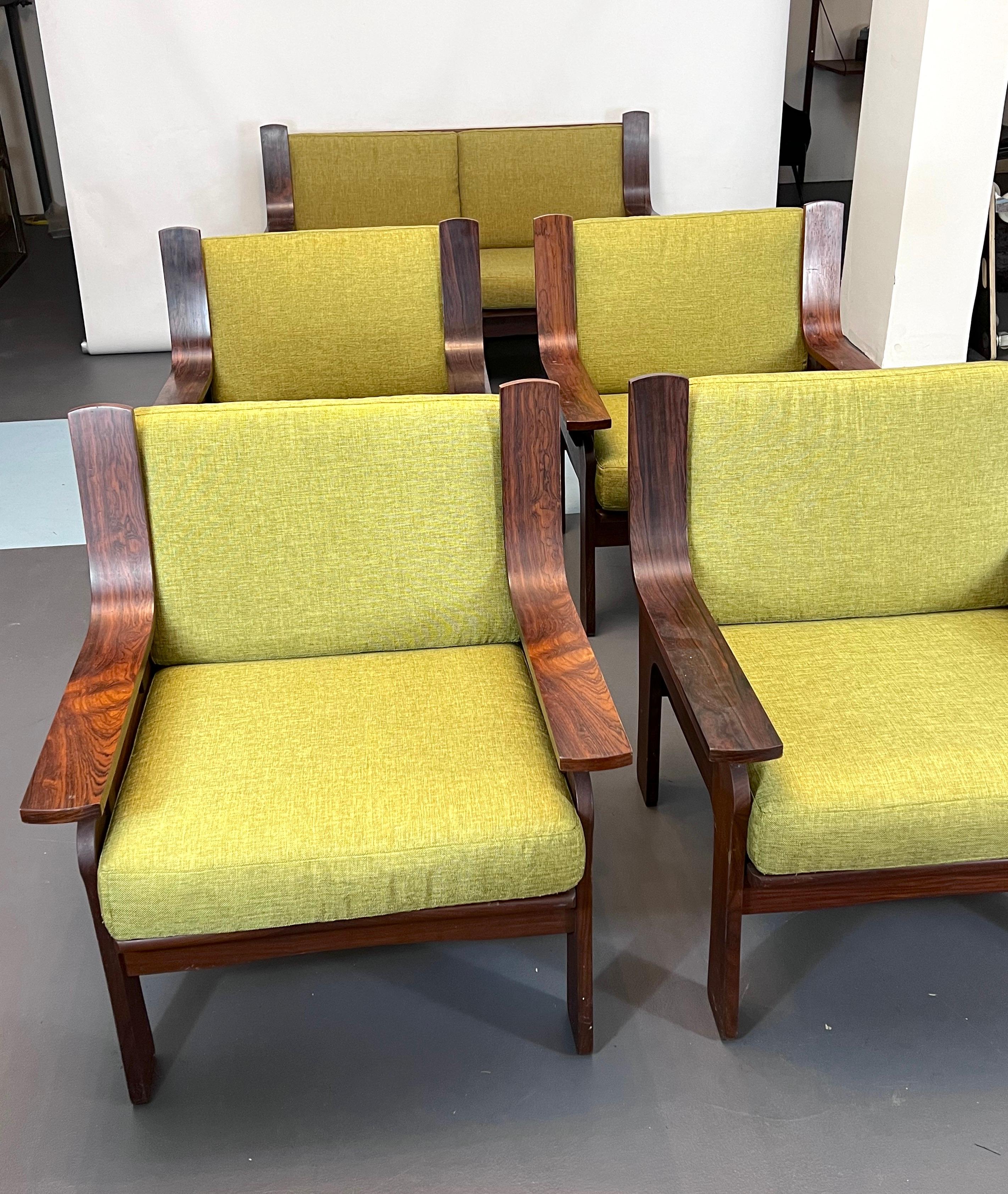 Mid-Century Set of Four Armchairs and a Sofa in Wood and Green Fabric, Italy 60s In Good Condition For Sale In Catania, CT