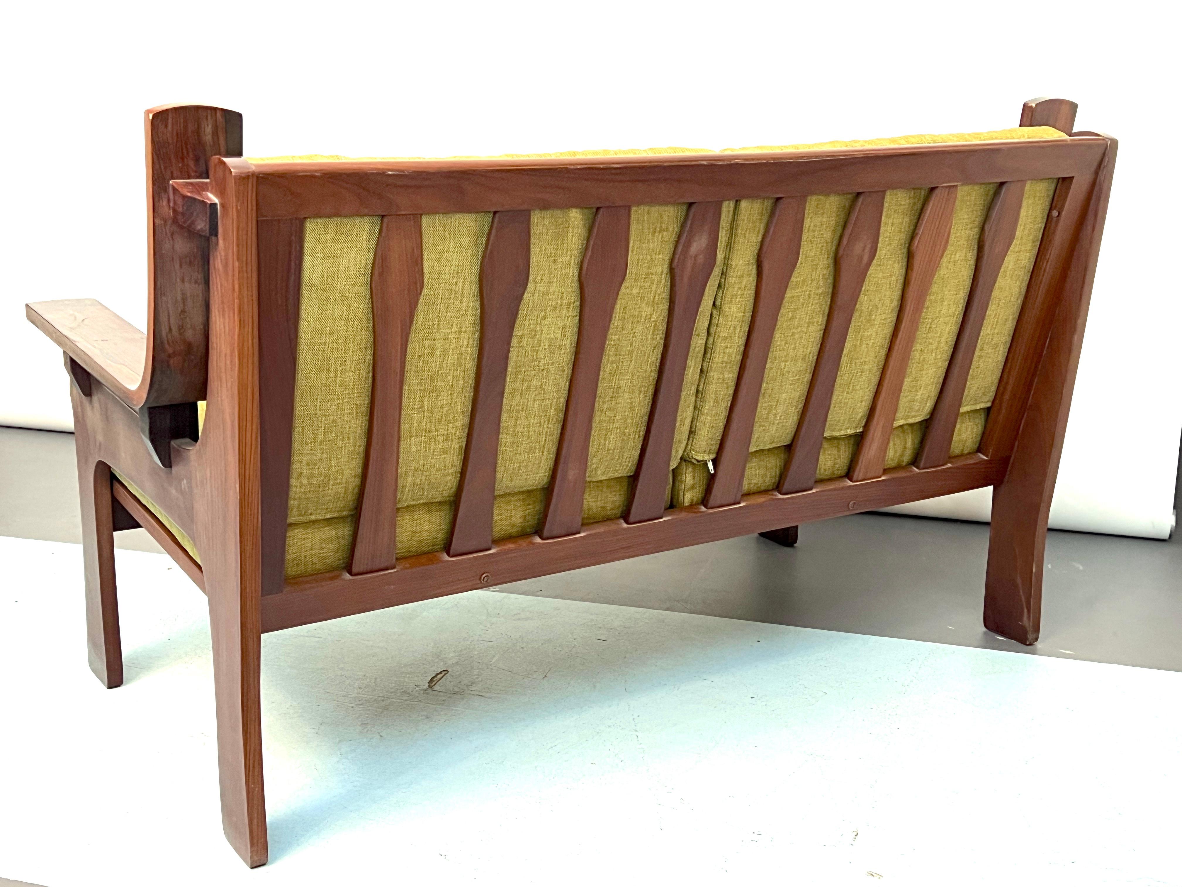 Ensemble de quatre fauteuils et un canapé du milieu du siècle en bois et tissu vert, Italie, années 60 en vente 1