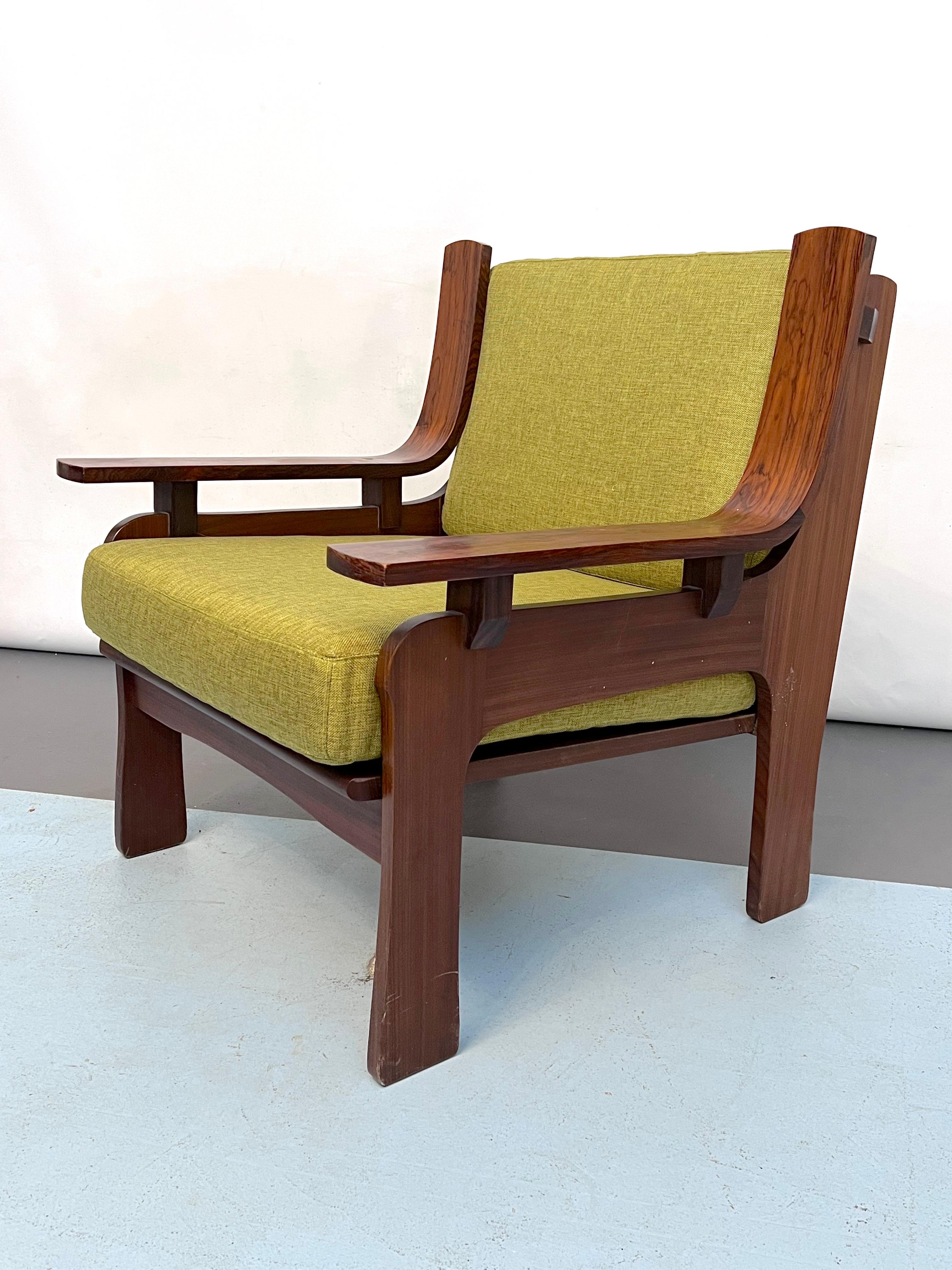 Ensemble de quatre fauteuils et un canapé du milieu du siècle en bois et tissu vert, Italie, années 60 en vente 2