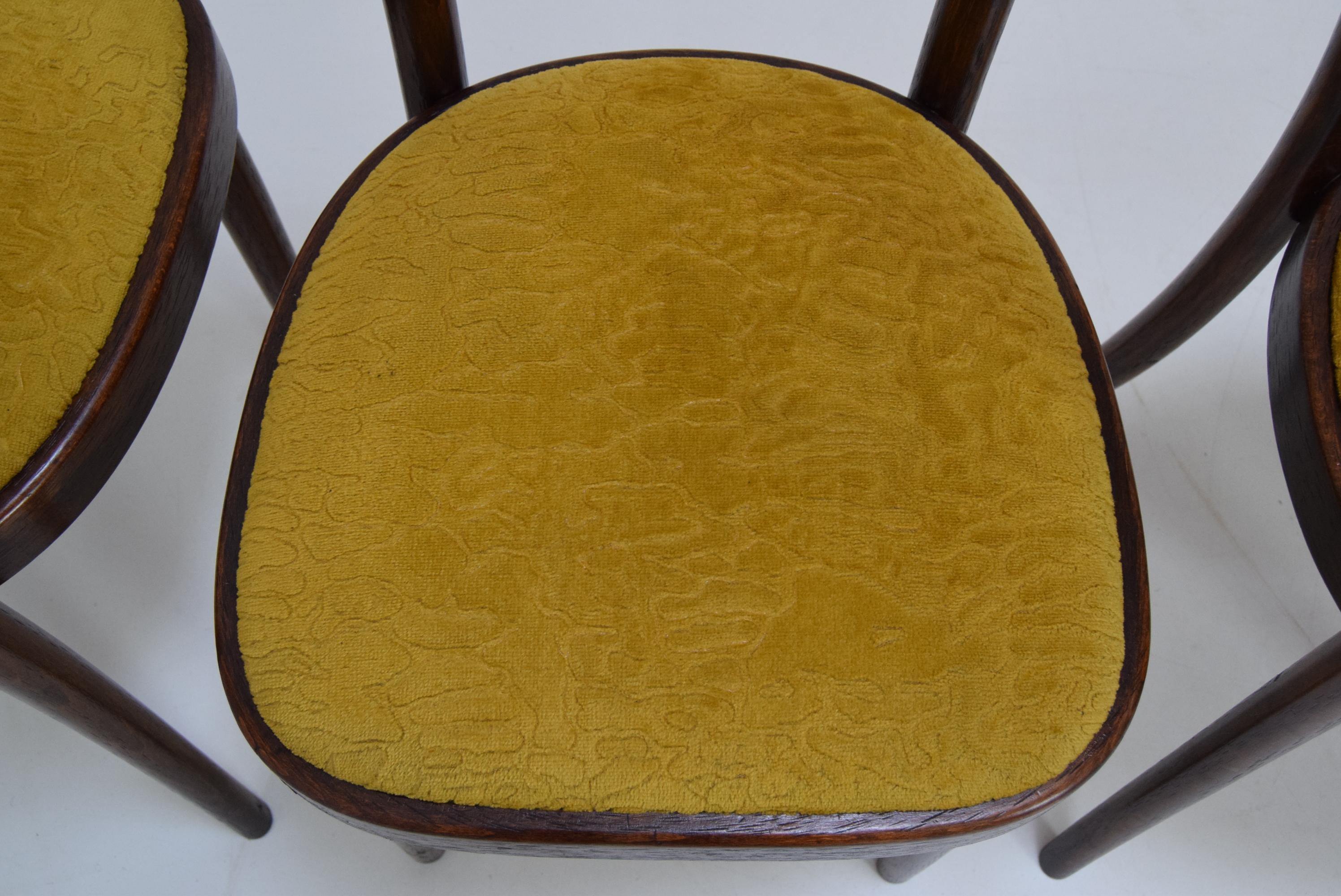 Set aus vier Stühlen oder Ton aus der Mitte des Jahrhunderts, 1960er Jahre (Tschechisch) im Angebot