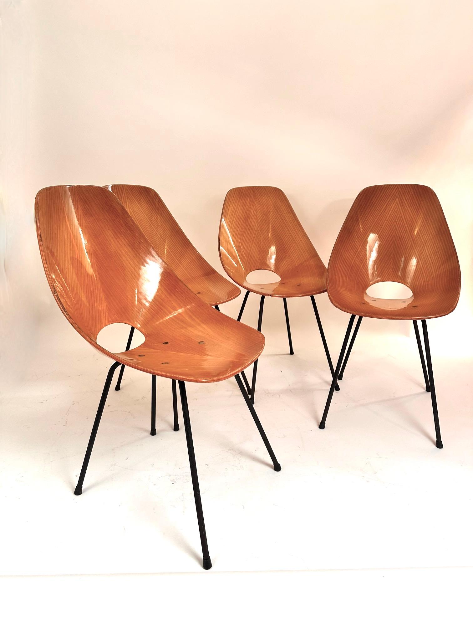 Un superbe ensemble de quatre chaises Medea conçues dans les années 50 par Vittorio Nobilis et éditées par Fratelli Tagliabue.Excellent état de structure et signes mineurs d'utilisation sur les bords.Belle...  patine.
Expédition gratuite vers les