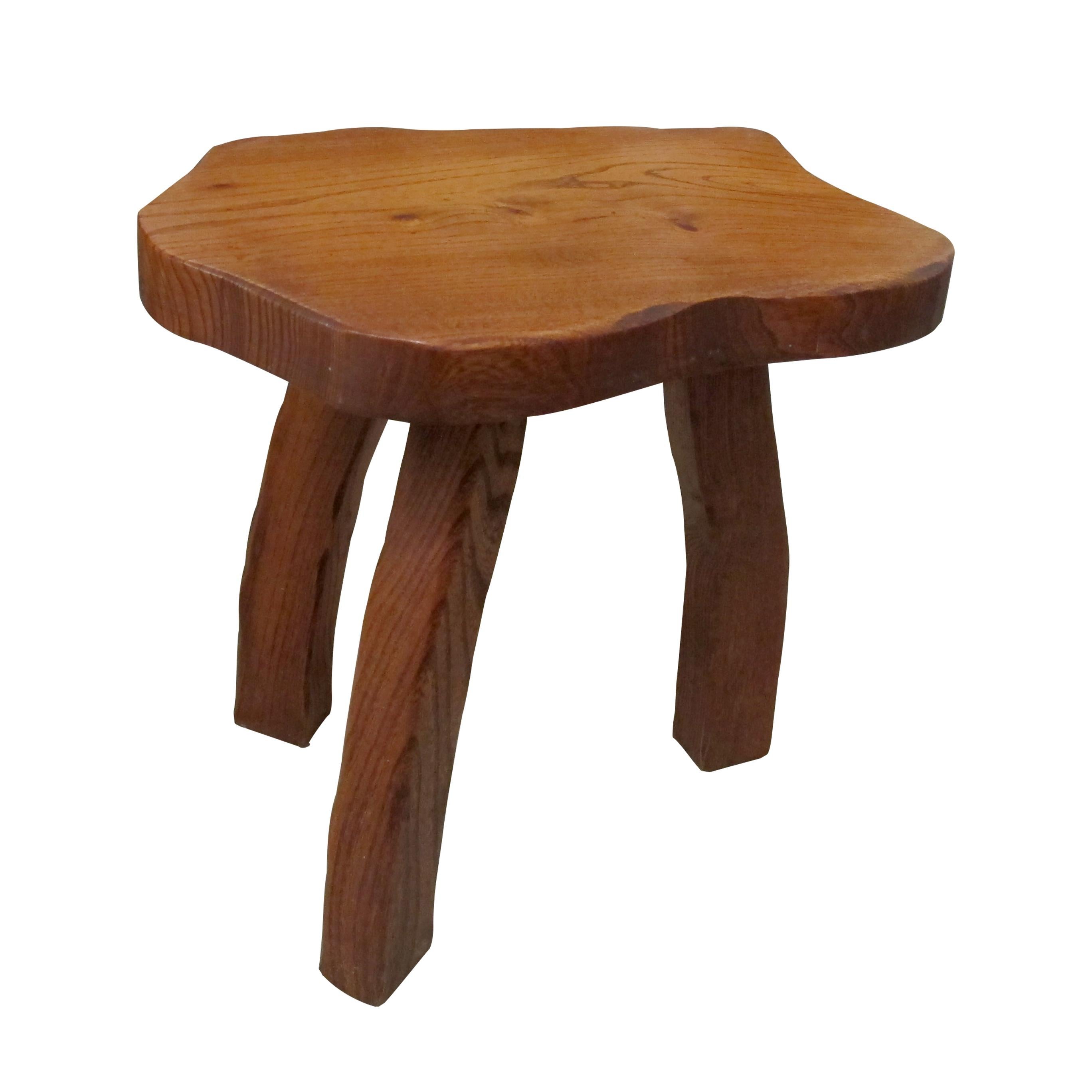 Set aus vier Milchhockern aus der Mitte des Jahrhunderts aus geschnitztem Eichenholz, Französisch (Moderne der Mitte des Jahrhunderts) im Angebot