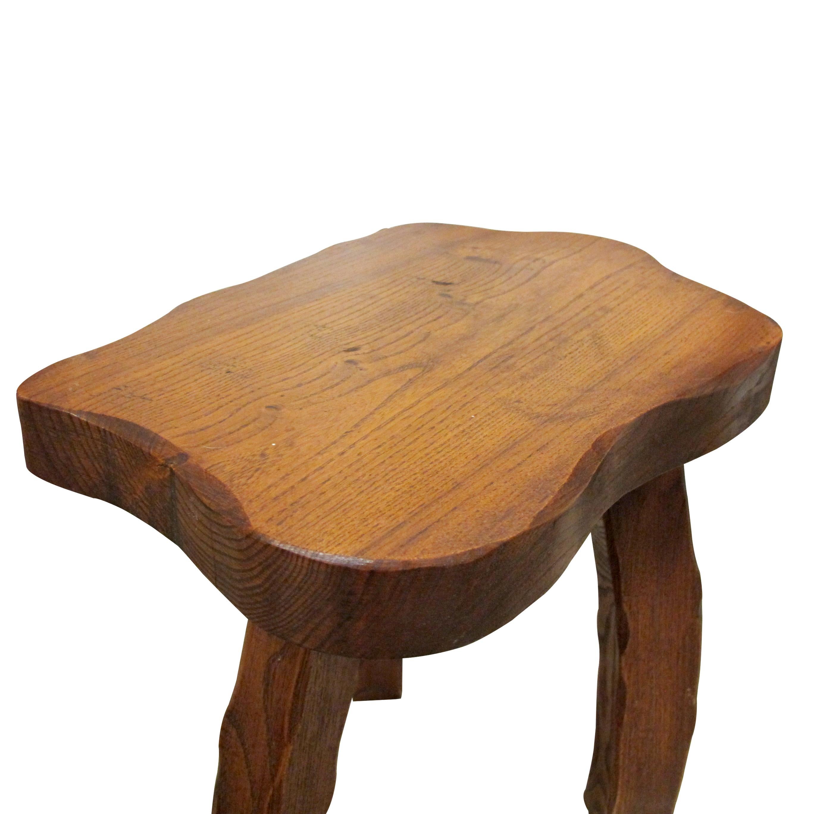 Set aus vier Milchhockern aus der Mitte des Jahrhunderts aus geschnitztem Eichenholz, Französisch (Mitte des 20. Jahrhunderts) im Angebot