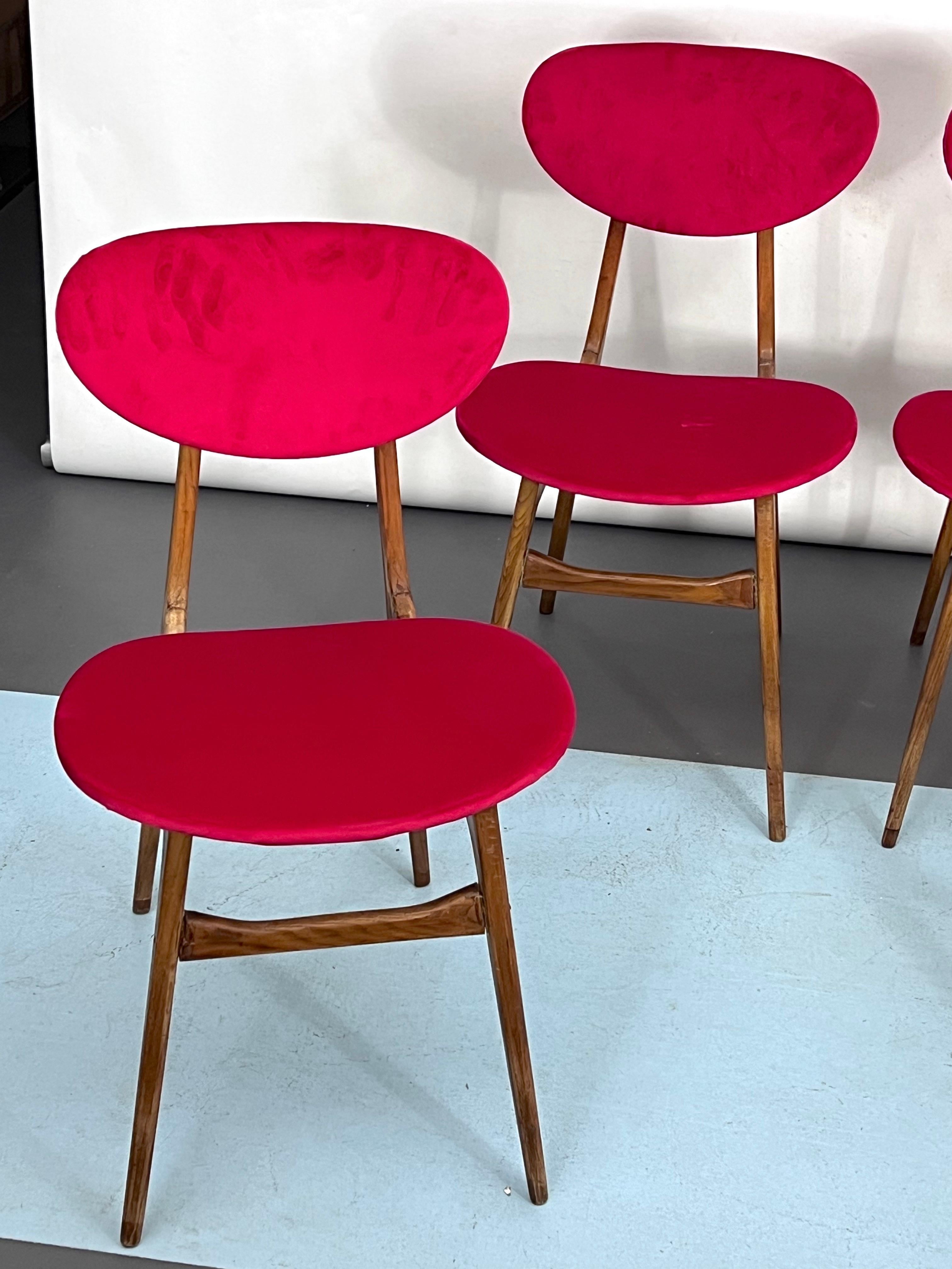 Mid-Century Set of Four Red Velvet and Wood Dining Chairs, Italy, 1950s In Good Condition For Sale In Catania, CT