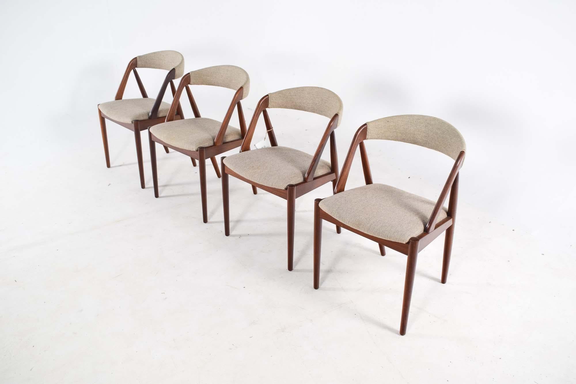 Mid-Century moderno Set di quattro sedie da pranzo in teak e tessuto del Mid Century di Kai Kristiansen in vendita