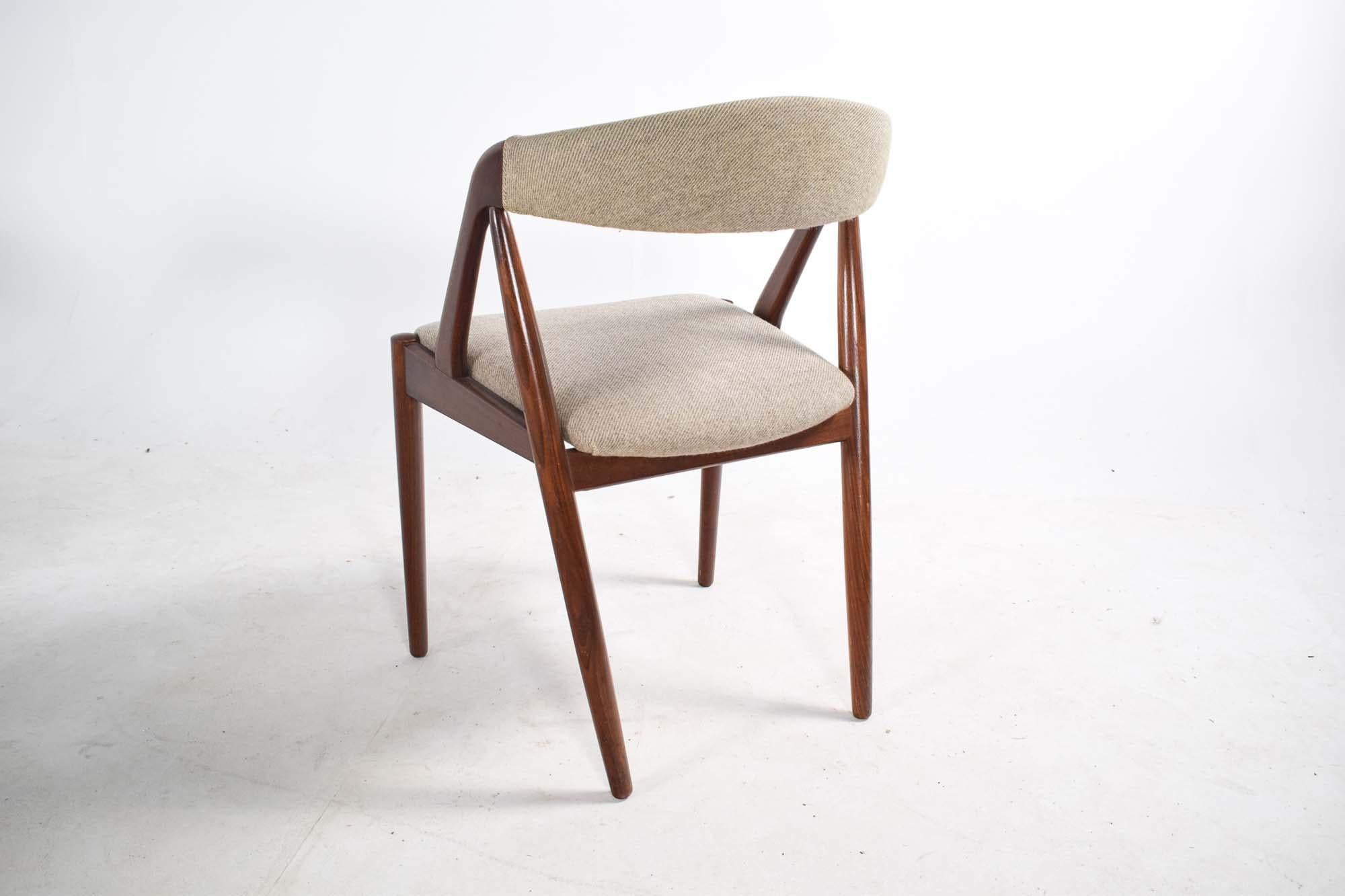 Set di quattro sedie da pranzo in teak e tessuto del Mid Century di Kai Kristiansen In condizioni buone in vendita a Lisboa, Lisboa