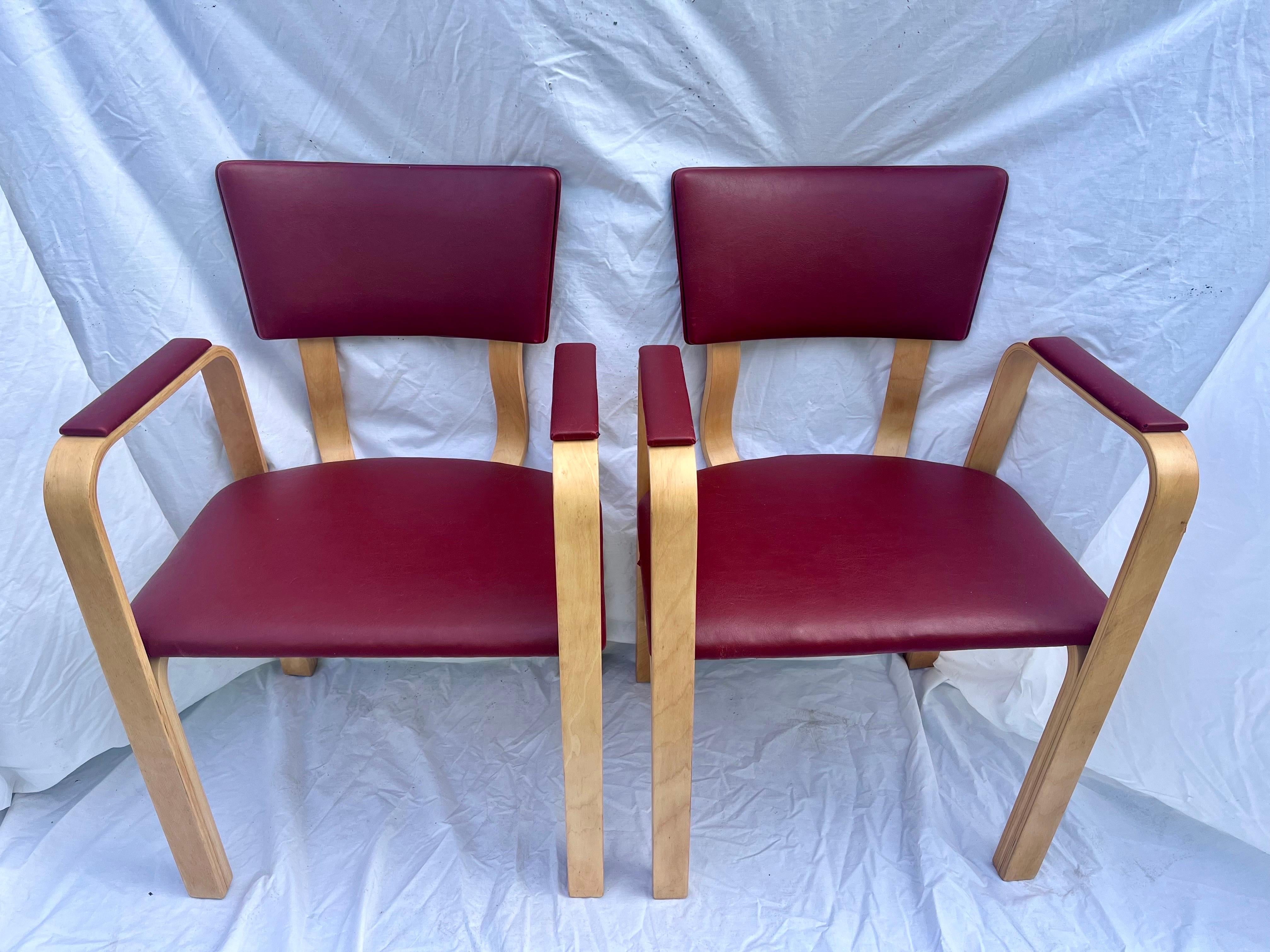 Un ensemble intemporel de quatre chaises à accoudoir ou à manger de Thonet Park Avenue à New York. Le lot de quatre chaises est étiqueté sous les sièges. La tapisserie vintage est de couleur rouge et en feutre de coton. Je fais des recherches sur