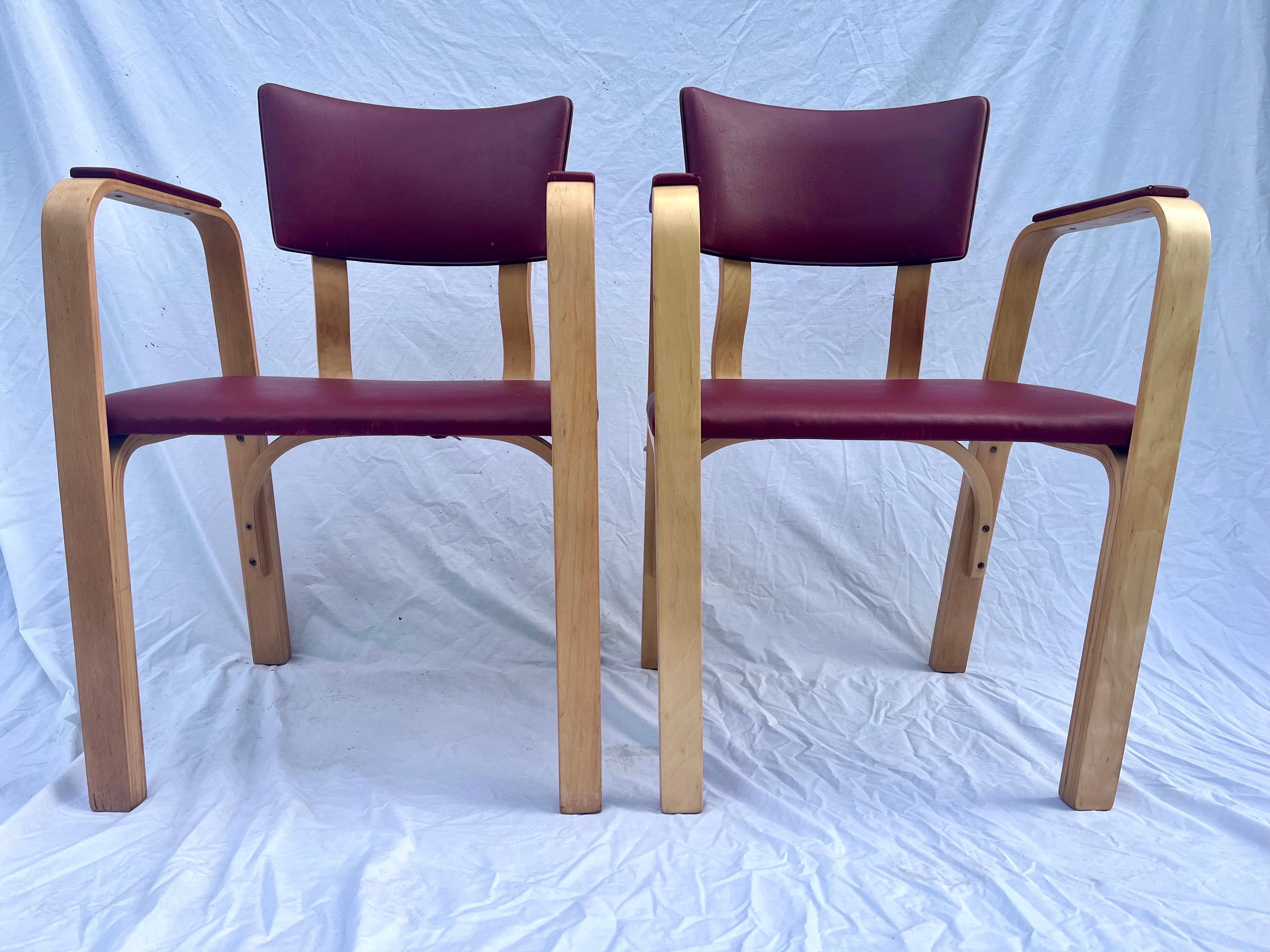 Mid-Century Modern Ensemble de quatre chaises de salle à manger ou à accoudoirs en feutre de coton Thonet du milieu du siècle dernier Labellisé en vente