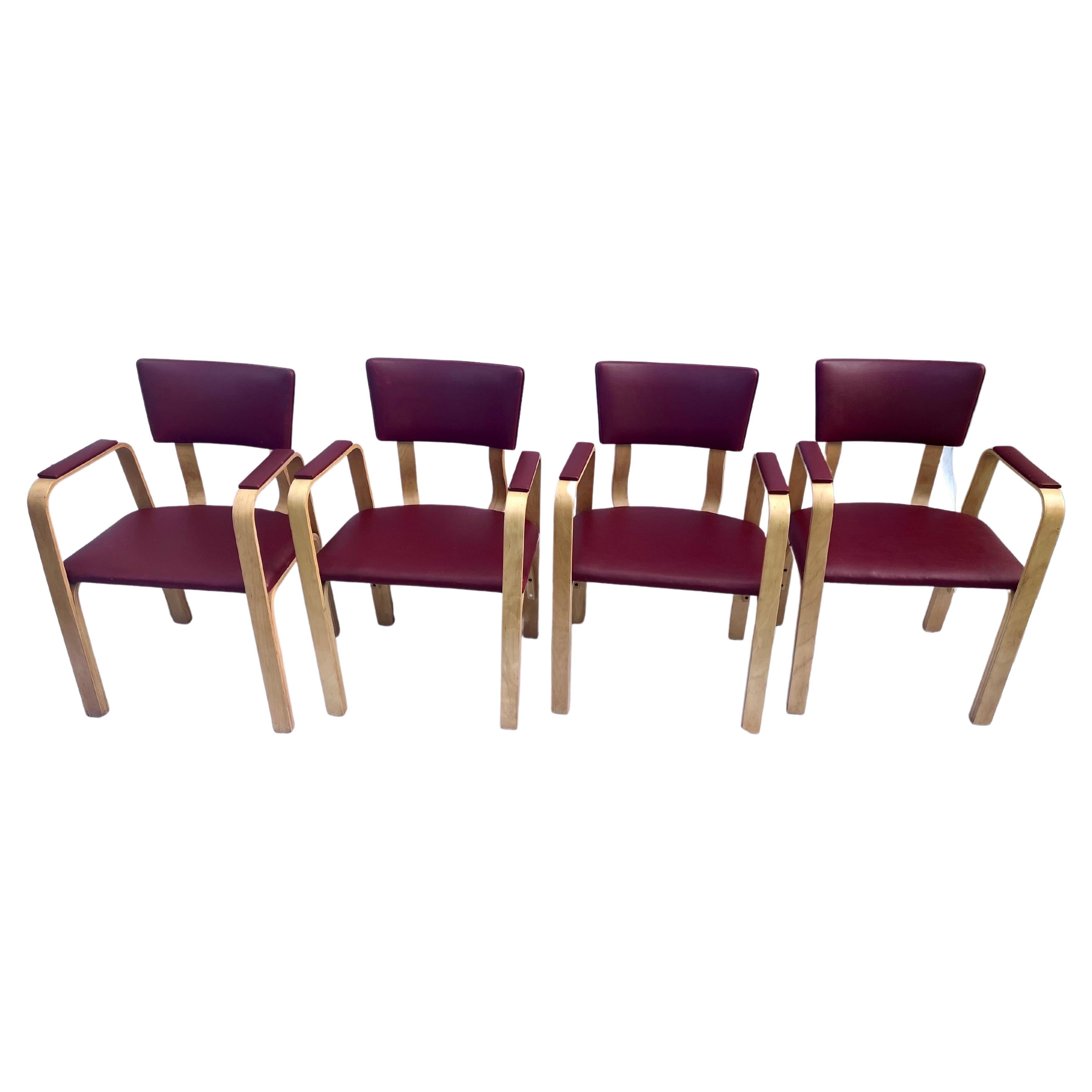 Ensemble de quatre chaises de salle à manger ou à accoudoirs en feutre de coton Thonet du milieu du siècle dernier Labellisé