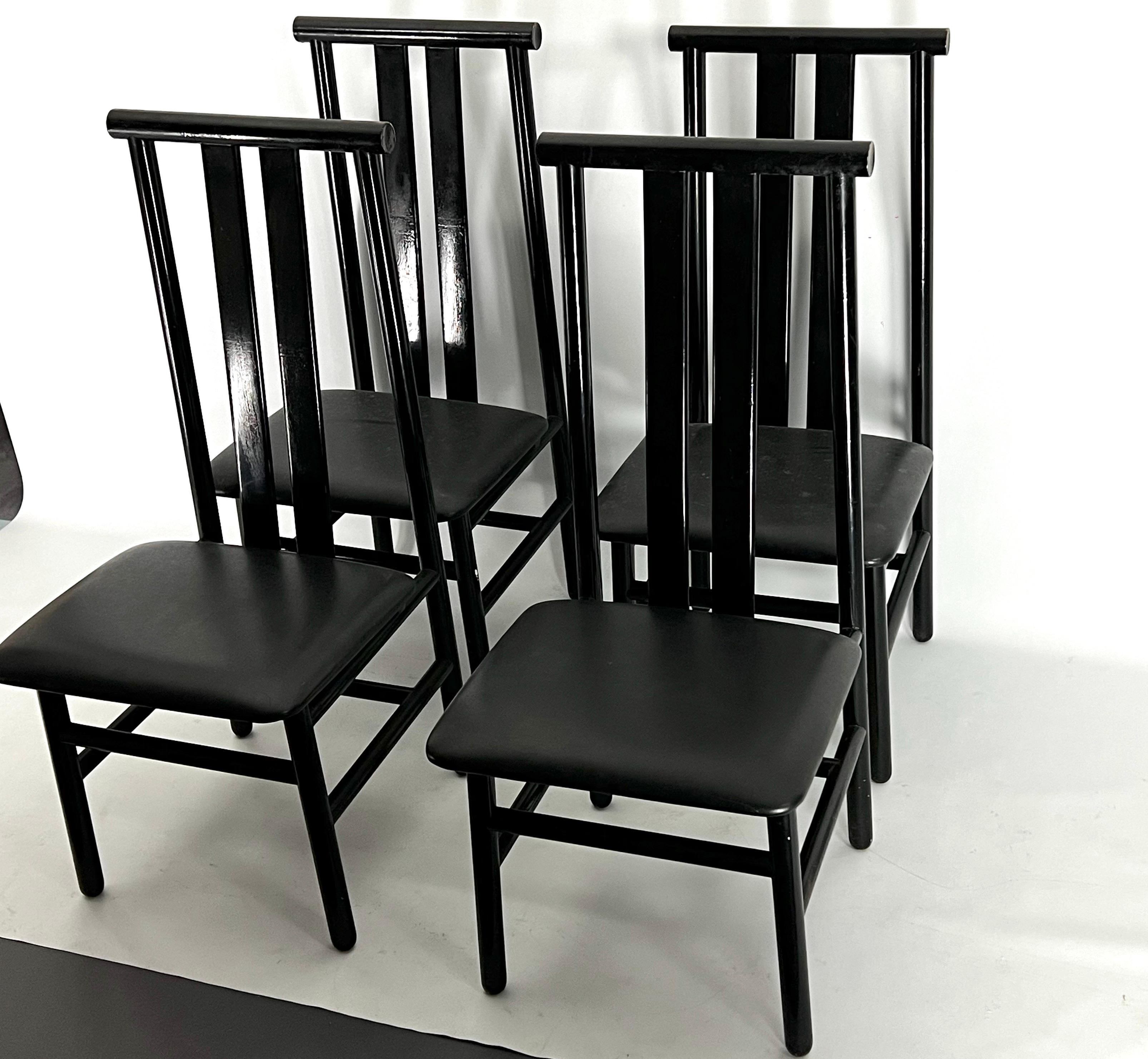 Mediados de siglo Conjunto de cuatro sillas de comedor Zea de Annig Sarian para T70. Italia Años 80 Moderno de mediados de siglo en venta