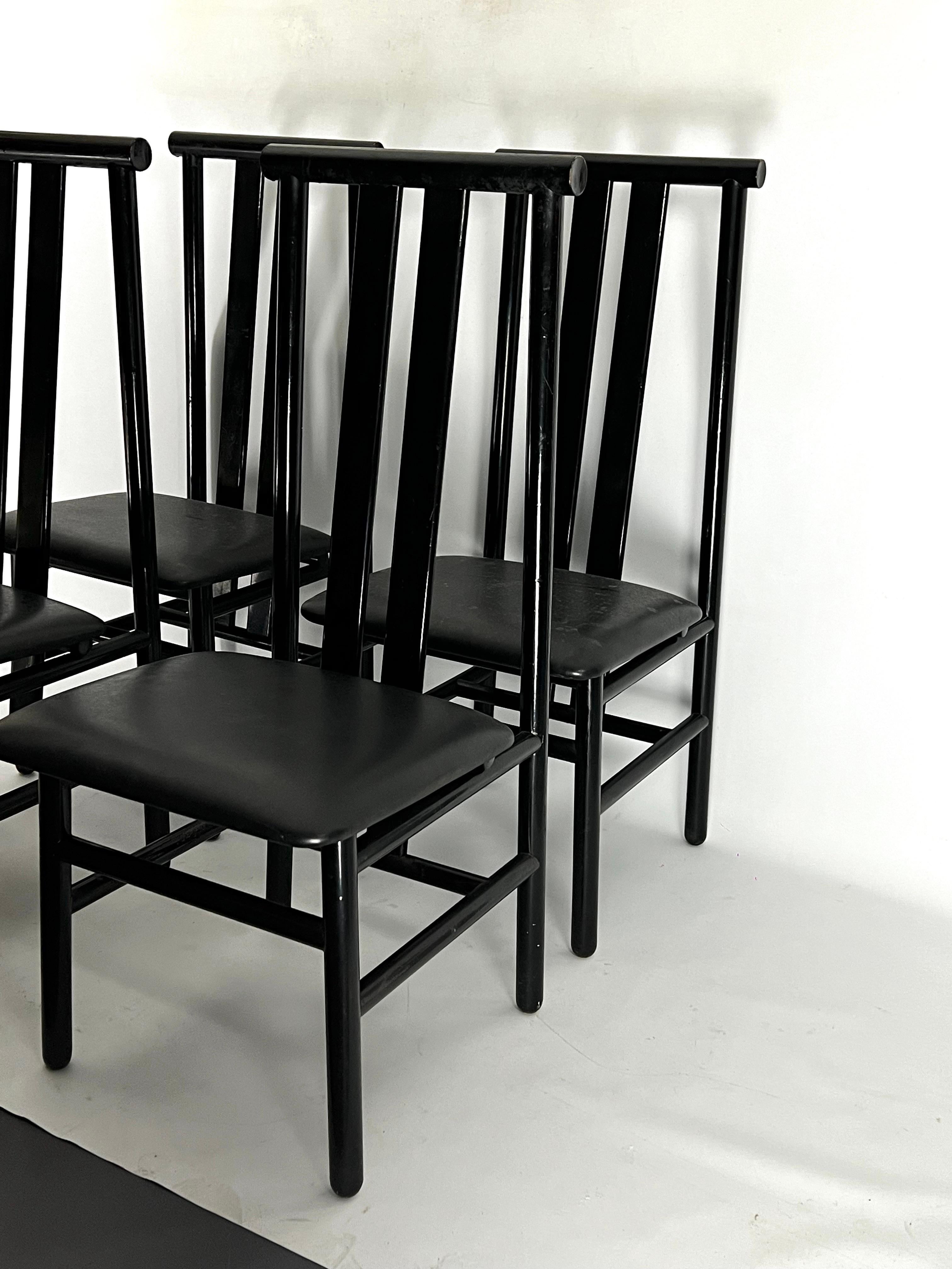 Mediados de siglo Conjunto de cuatro sillas de comedor Zea de Annig Sarian para T70. Italia Años 80 Italiano en venta