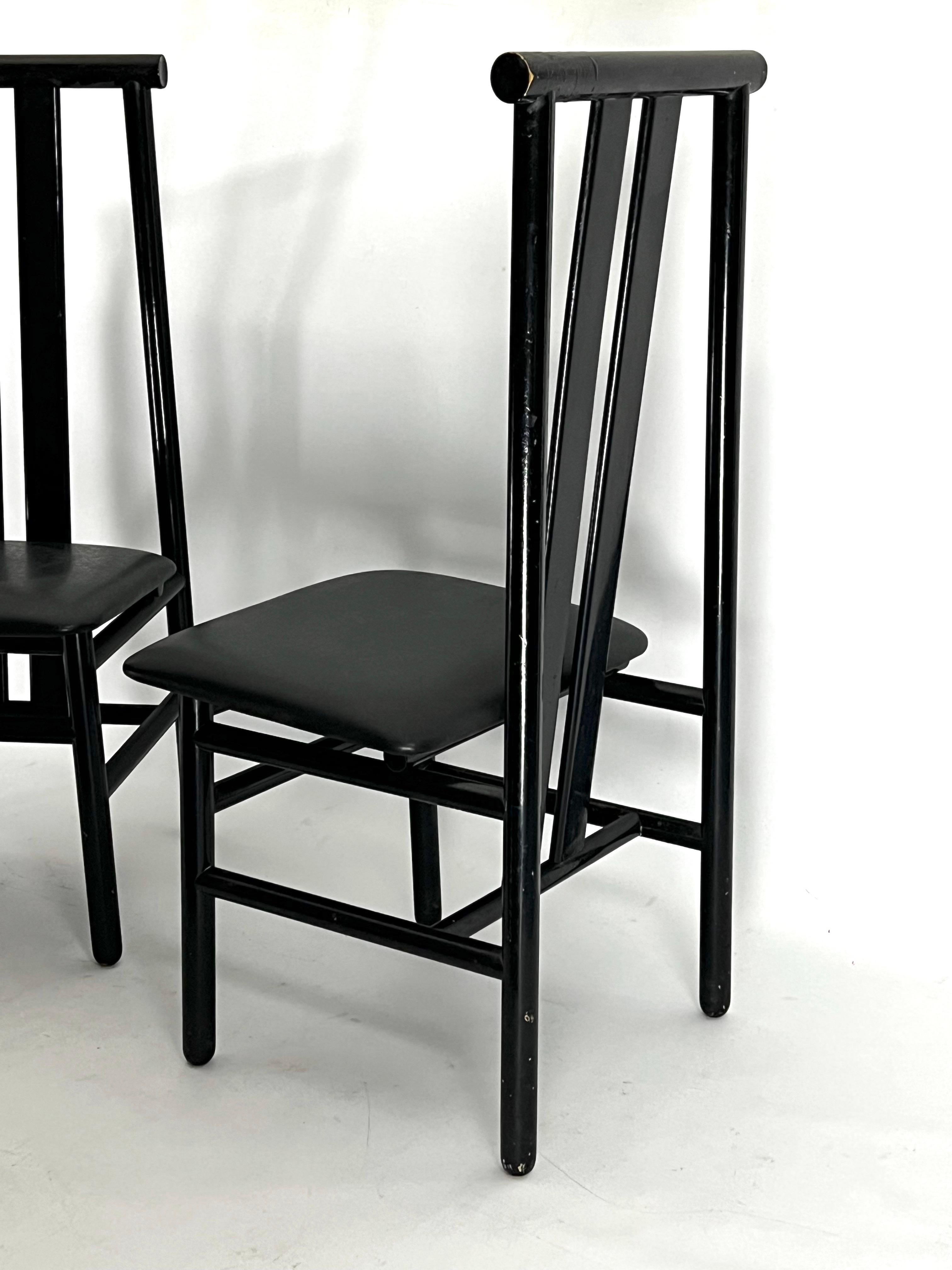 Mediados de siglo Conjunto de cuatro sillas de comedor Zea de Annig Sarian para T70. Italia Años 80 siglo XX en venta
