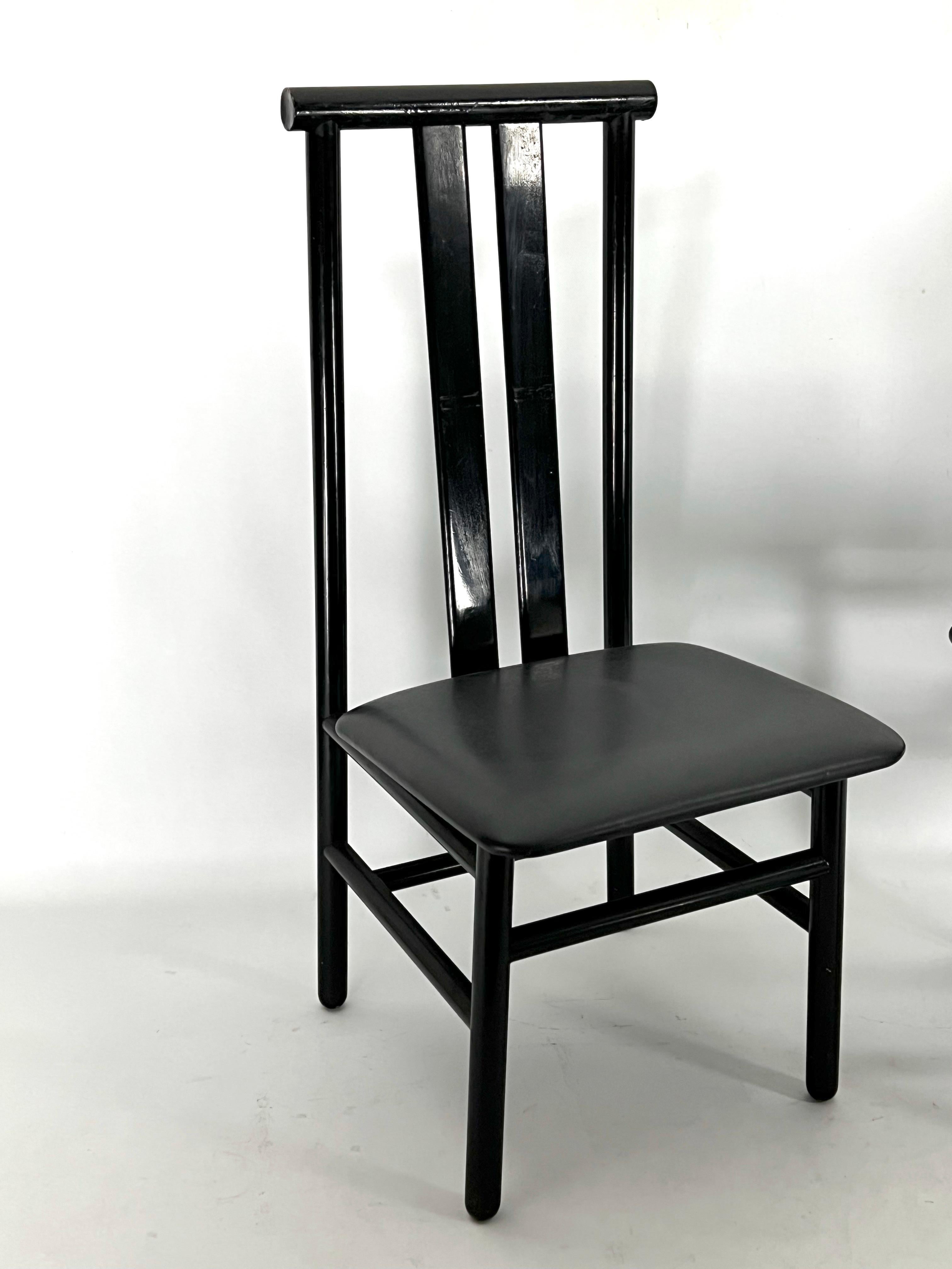 Mediados de siglo Conjunto de cuatro sillas de comedor Zea de Annig Sarian para T70. Italia Años 80 Madera en venta