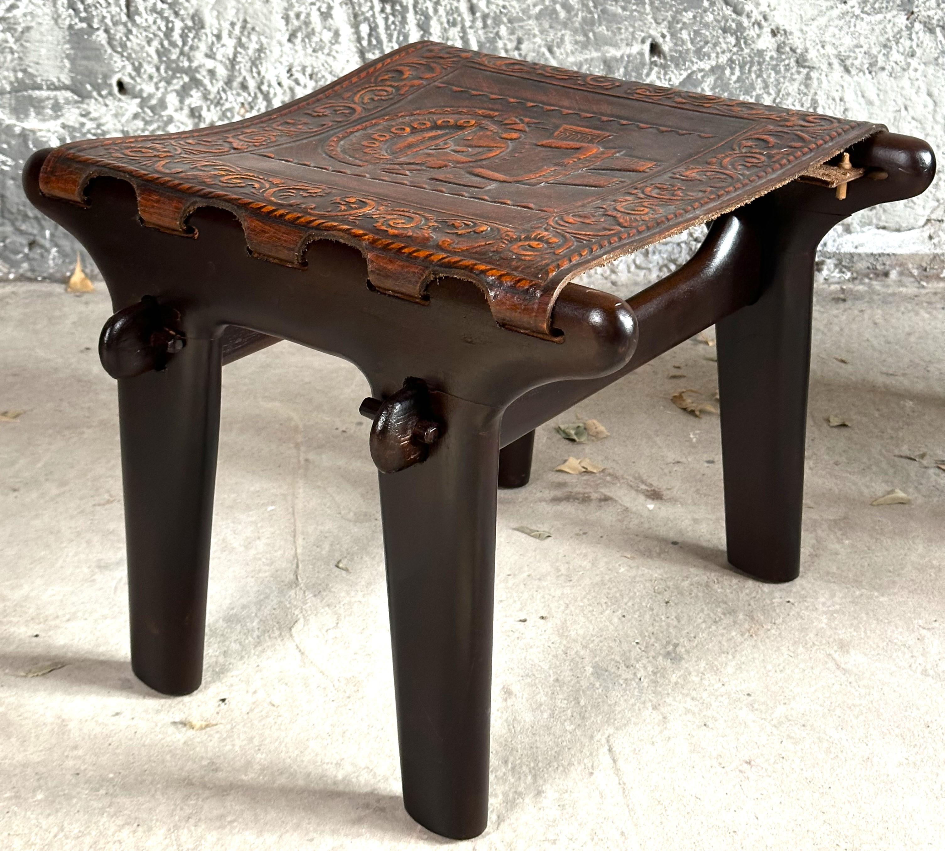 Ensemble brutaliste de fauteuil et tabouret de canapé en cuir mi-siècle par Angel Pazmino en vente 7