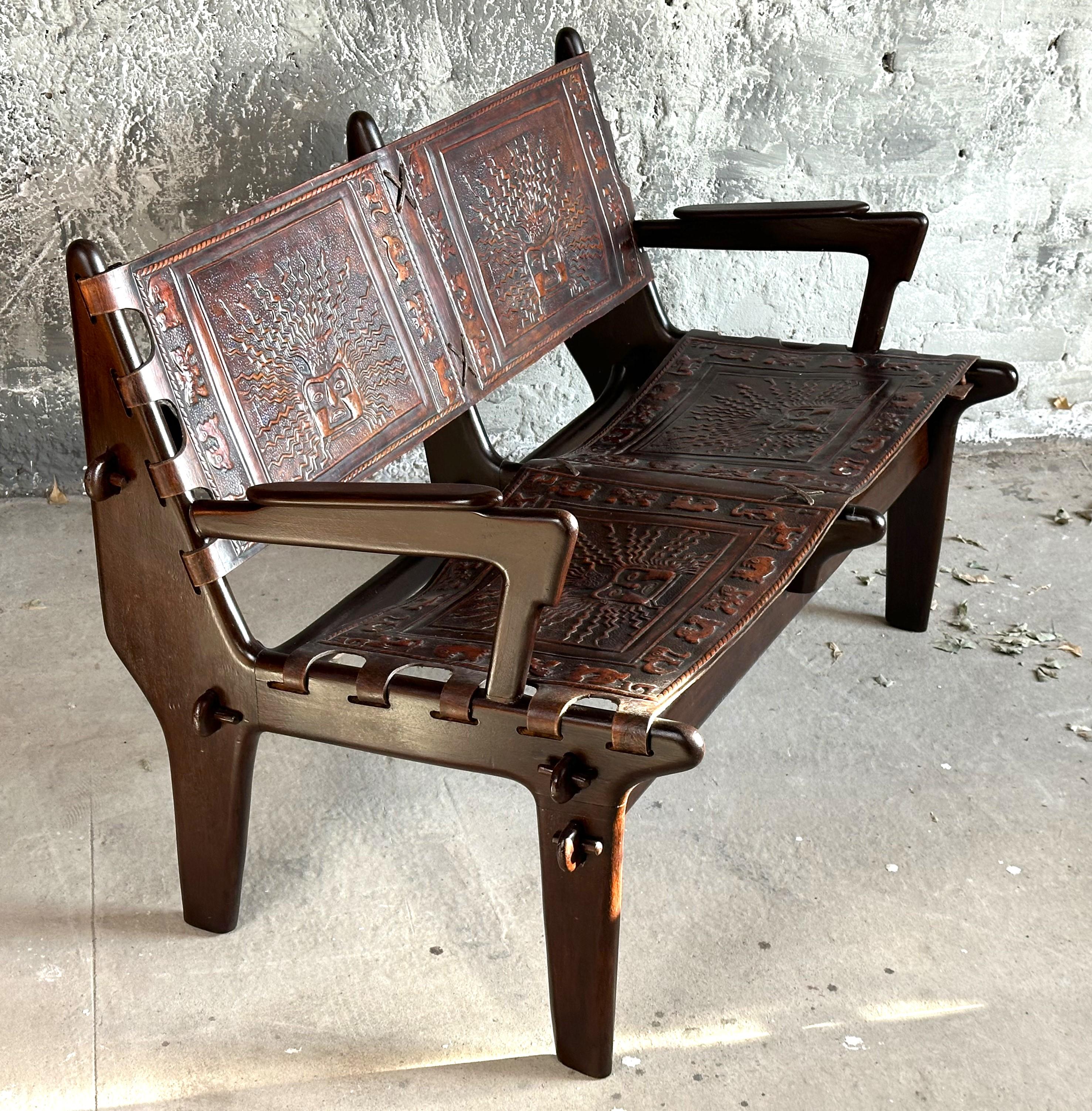 Argentin Ensemble brutaliste de fauteuil et tabouret de canapé en cuir mi-siècle par Angel Pazmino en vente