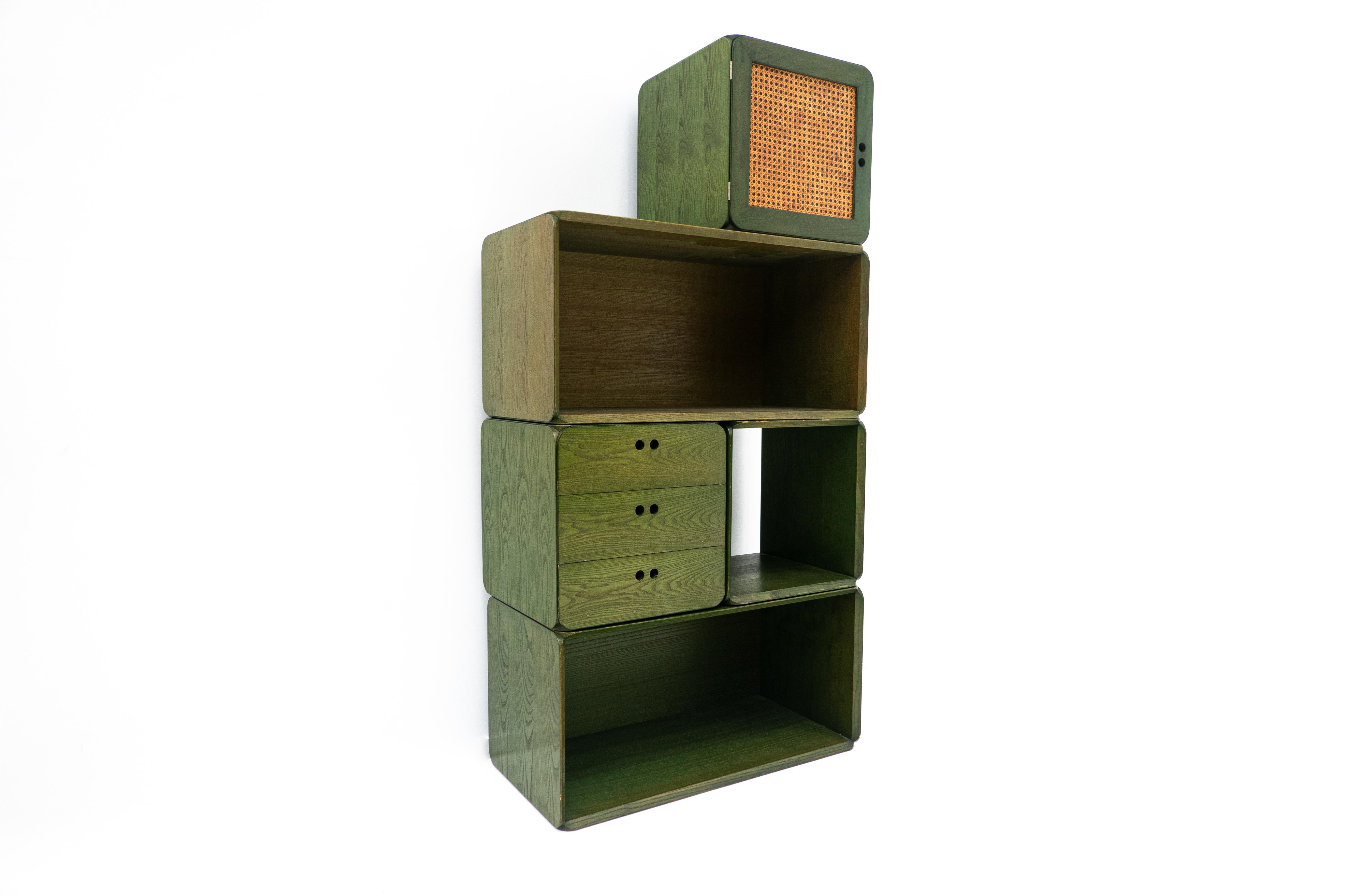 Mid-Century set of modular green wooden cubes by Derk Jan de Vries, The Netherlands, 1960s

Measures: 38x38x38 cm
76x38x38cm.