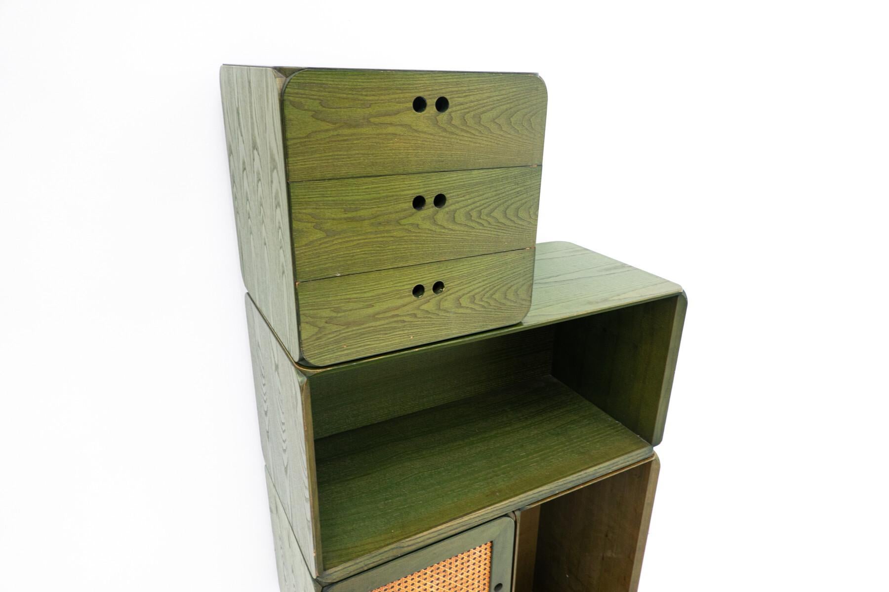 Mid-Century set of modular green wooden cubes by Derk Jan de Vries, Italy , 1960s

Measures: 38x38x38 cm
76x38x38cm.