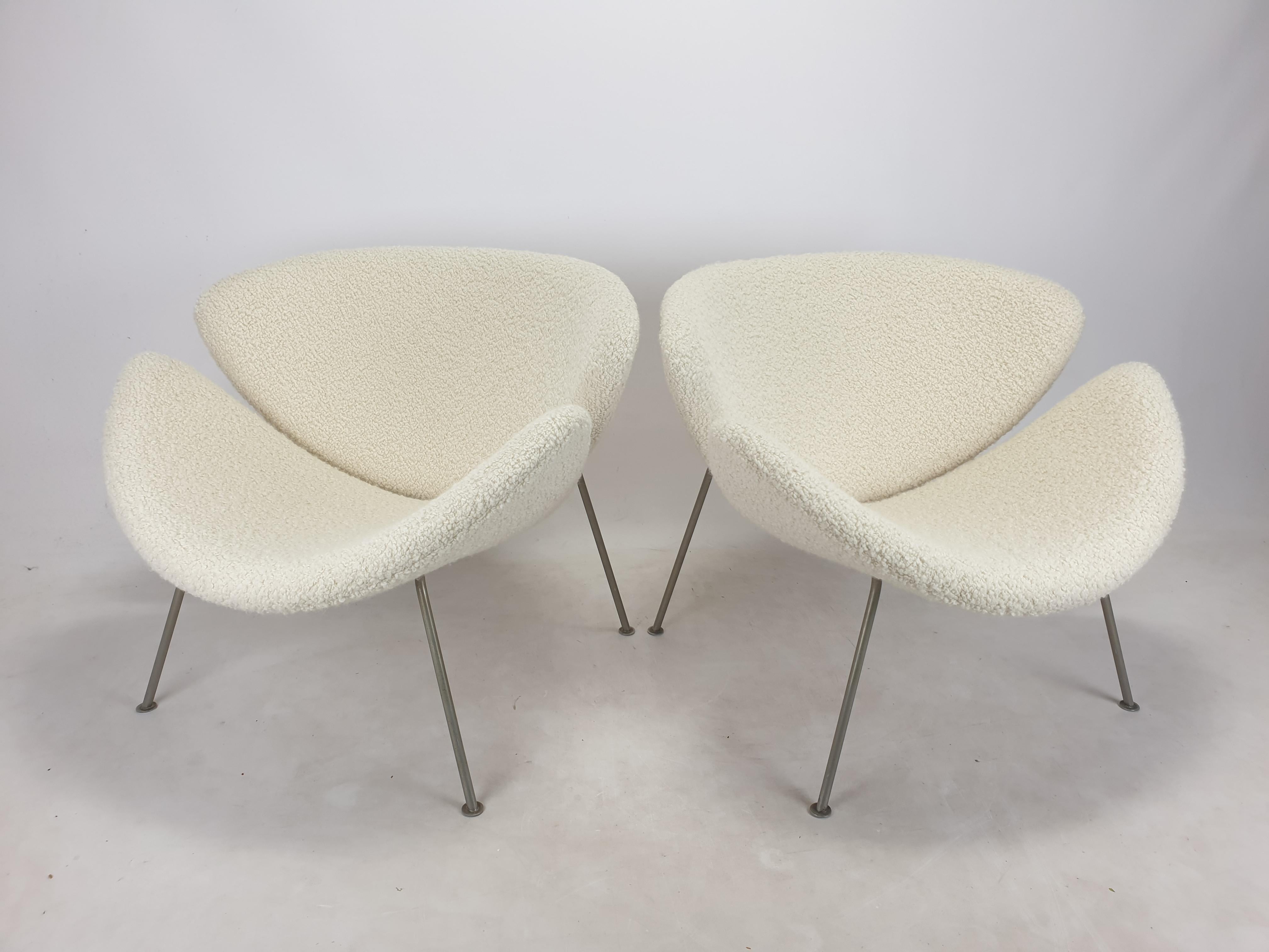 La famosa sedia a spicchi arancione Artifort di Pierre Paulin, disegnata negli anni '60.
Si tratta di un set originale e di prima edizione con gambe in nichel, prodotto negli anni '60.

È una sedia carina e molto comoda.

Questo set è stato