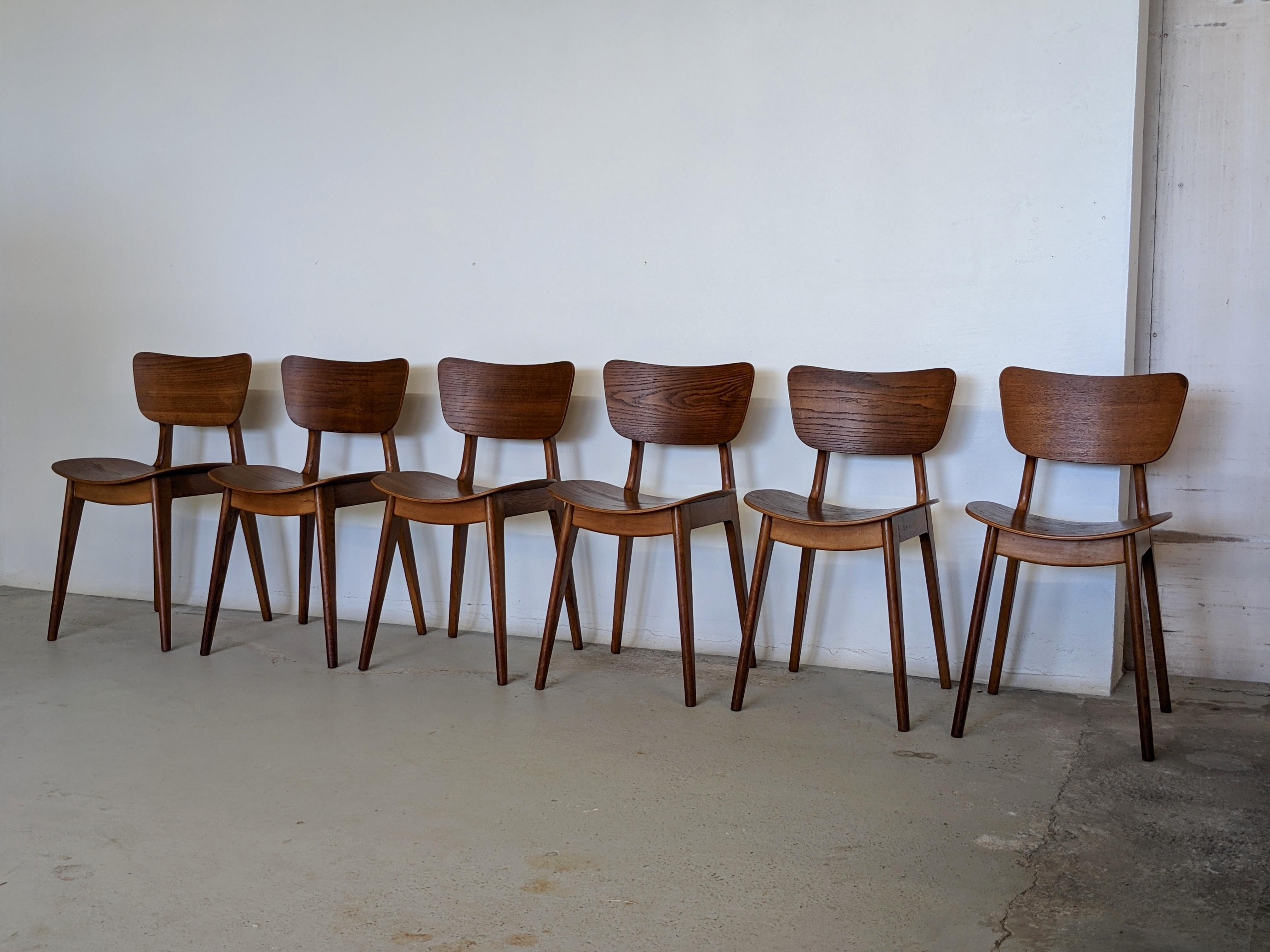 Set of 6 dining chairs by french designer Roger Landault.
Made in France in the 1950s.
Solid oak wood structure, moulded plywood seat and back rest with oak wood veneer
Beautiful grain.