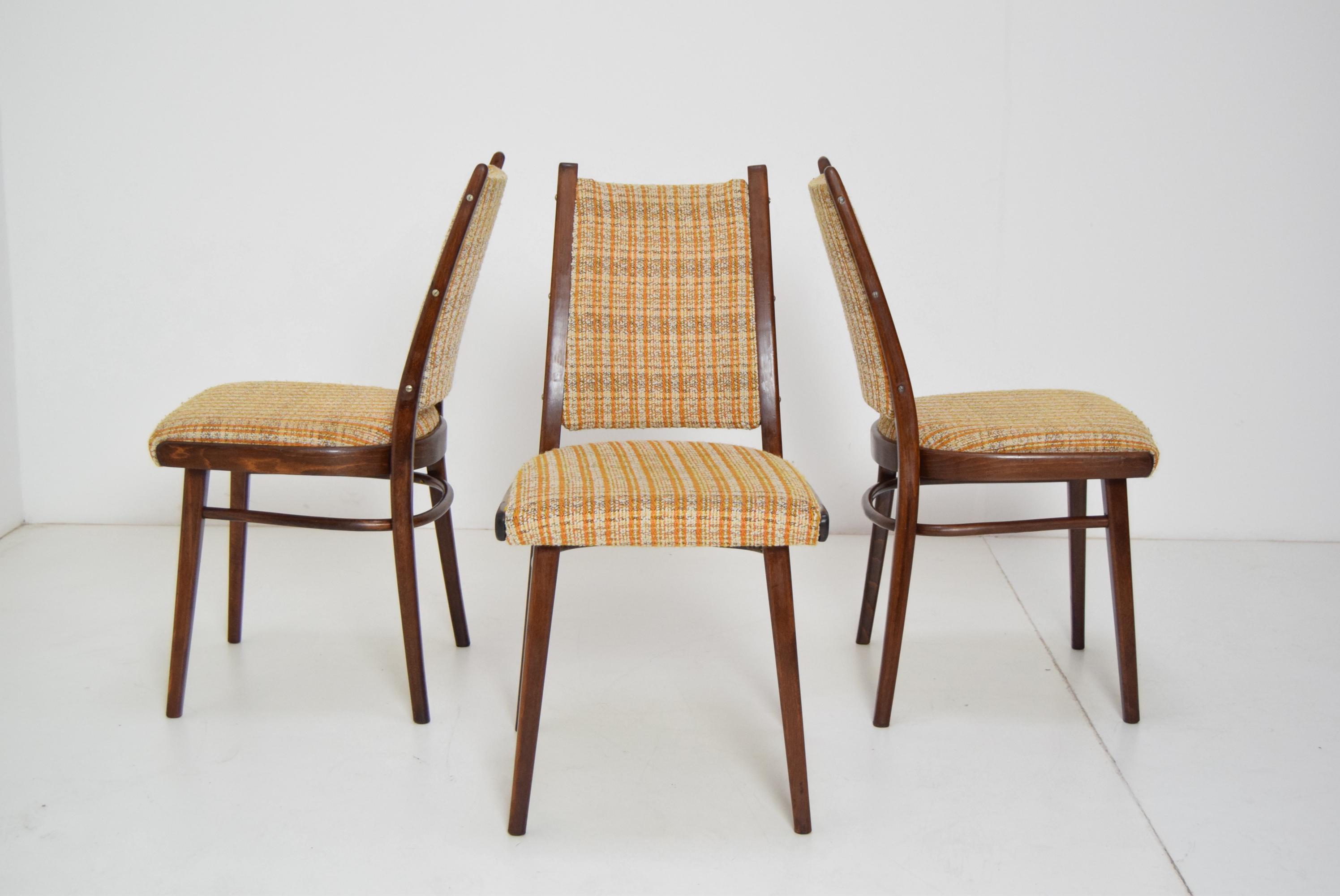 Mid-Century Modern Ensemble de trois chaises par Ton, années 1960 en vente